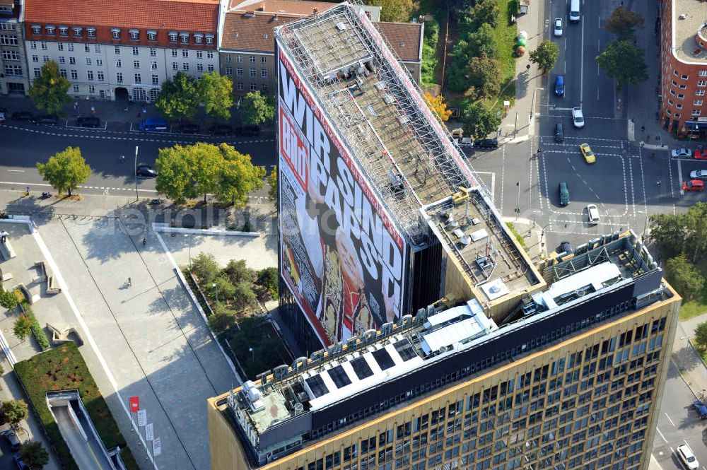 Aerial image Berlin Kreuzberg - Verlagsgebäude Axel-Springer-Haus geschmückt mit der Tietelseite der Bildzeitung vom Tag nach der Wahl von Joseph Ratzinger zum Papst Benedikt XVI in Berlin-Kreuzberg. Publisher building Axel-Springer-Haus decorated with the cover of the newspaper Bild from the day after the election of Joseph Ratzinger to Pope Benedict XVI in Berlin-Kreuzberg.