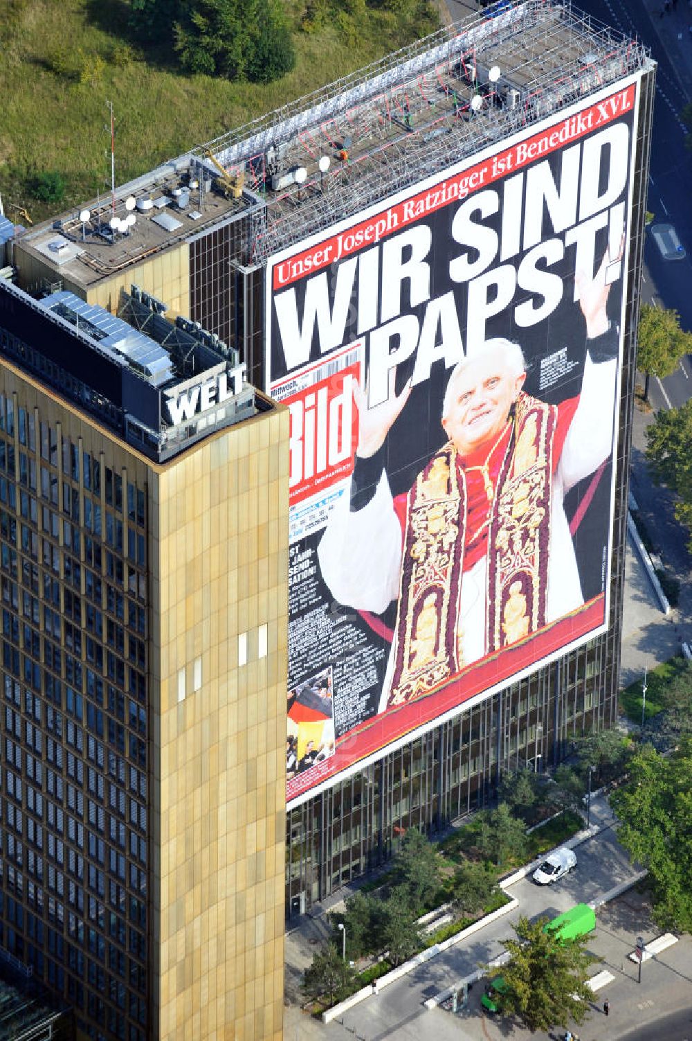 Aerial photograph Berlin Kreuzberg - Verlagsgebäude Axel-Springer-Haus geschmückt mit der Tietelseite der Bildzeitung vom Tag nach der Wahl von Joseph Ratzinger zum Papst Benedikt XVI in Berlin-Kreuzberg. Publisher building Axel-Springer-Haus decorated with the cover of the newspaper Bild from the day after the election of Joseph Ratzinger to Pope Benedict XVI in Berlin-Kreuzberg.