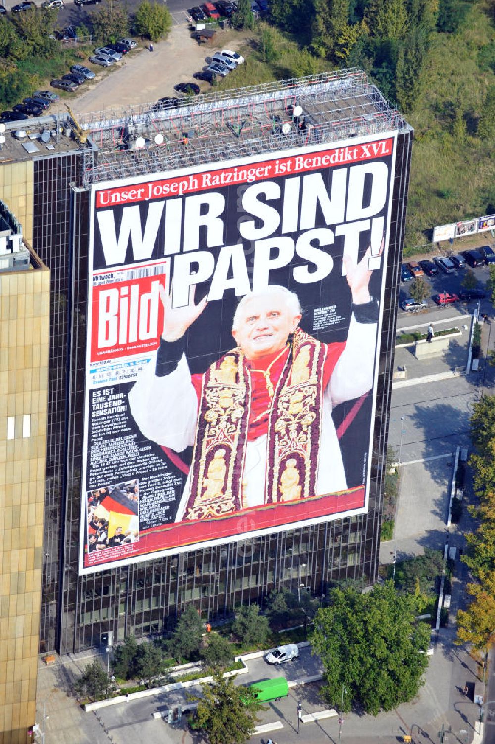 Berlin Kreuzberg from above - Verlagsgebäude Axel-Springer-Haus geschmückt mit der Tietelseite der Bildzeitung vom Tag nach der Wahl von Joseph Ratzinger zum Papst Benedikt XVI in Berlin-Kreuzberg. Publisher building Axel-Springer-Haus decorated with the cover of the newspaper Bild from the day after the election of Joseph Ratzinger to Pope Benedict XVI in Berlin-Kreuzberg.