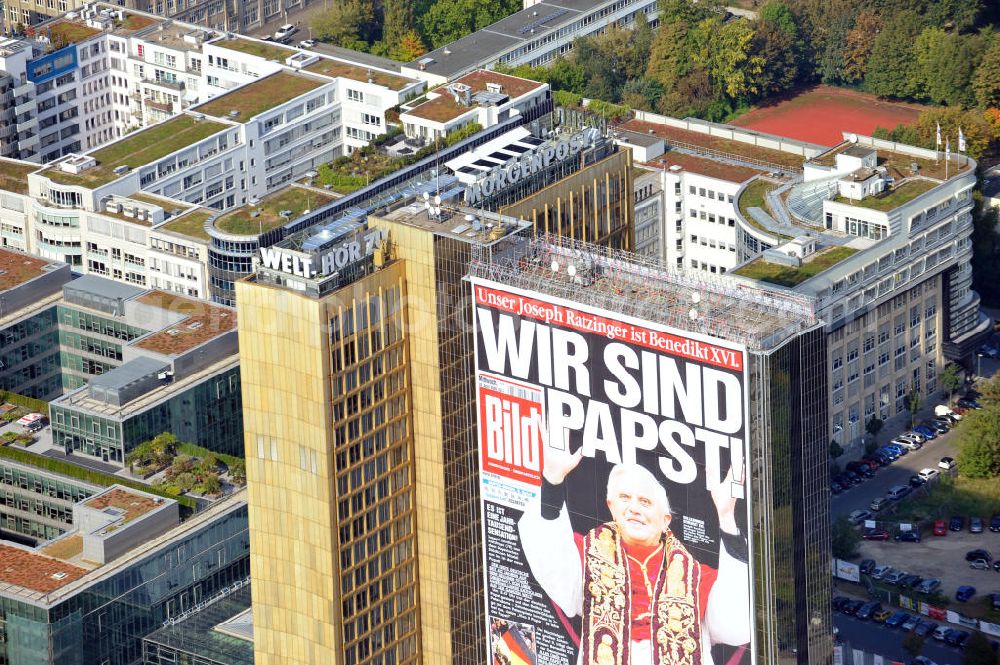 Aerial photograph Berlin Kreuzberg - Verlagsgebäude Axel-Springer-Haus geschmückt mit der Tietelseite der Bildzeitung vom Tag nach der Wahl von Joseph Ratzinger zum Papst Benedikt XVI in Berlin-Kreuzberg. Publisher building Axel-Springer-Haus decorated with the cover of the newspaper Bild from the day after the election of Joseph Ratzinger to Pope Benedict XVI in Berlin-Kreuzberg.