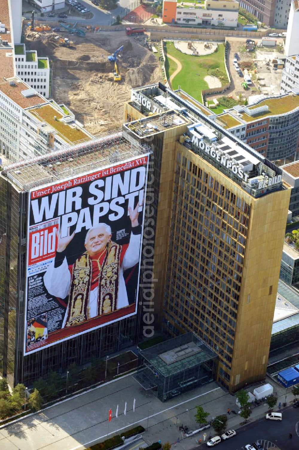 Aerial image Berlin Kreuzberg - Verlagsgebäude Axel-Springer-Haus geschmückt mit der Tietelseite der Bildzeitung vom Tag nach der Wahl von Joseph Ratzinger zum Papst Benedikt XVI in Berlin-Kreuzberg. Publisher building Axel-Springer-Haus decorated with the cover of the newspaper Bild from the day after the election of Joseph Ratzinger to Pope Benedict XVI in Berlin-Kreuzberg.