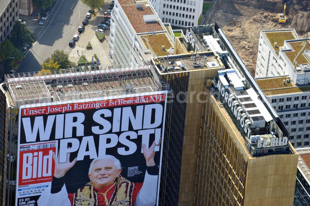 Aerial photograph Berlin Kreuzberg - Verlagsgebäude Axel-Springer-Haus geschmückt mit der Tietelseite der Bildzeitung vom Tag nach der Wahl von Joseph Ratzinger zum Papst Benedikt XVI in Berlin-Kreuzberg. Publisher building Axel-Springer-Haus decorated with the cover of the newspaper Bild from the day after the election of Joseph Ratzinger to Pope Benedict XVI in Berlin-Kreuzberg.