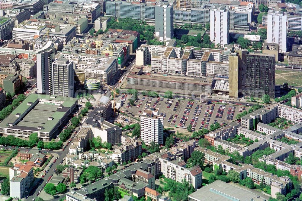 Aerial photograph Berlin Kreuzberg - Look at the Axel-Springer tower of the Axel Springer AG at the Rudi-Dutschke street and Axel-Springer street in Kreuzberg district in Berlin