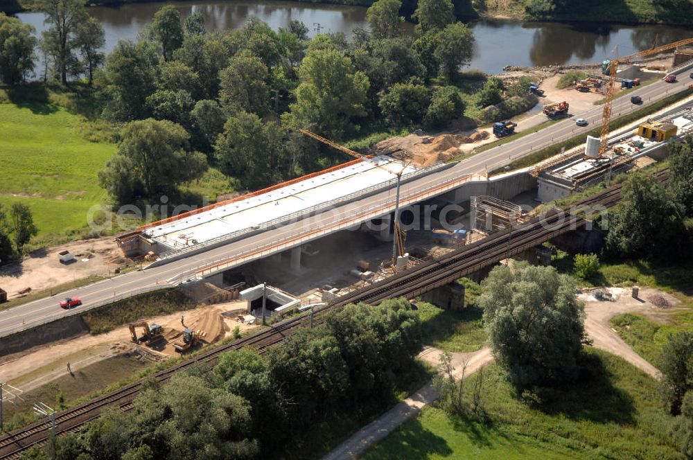 Aerial photograph Dessau-Roßlau - Blick auf verschiedene Brückenbauwerke an der Baustelle zum Ausbau der B184 zwischen Dessau und Roßlau in Sachsen-Anhalt. Die B184 wird aufgrund des gestiegenen Verkehrsaufkommens zwischen 2006 und 2009 als vierstreifige Bundesstraße (RQ 20) über den Verlauf der Elbe hinweg ausgebaut. Bauherr ist der Landesbetrieb Bau Sachsen-Anhalt, die Projektleitung liegt bei SCHÜßLER - PLAN Berlin. Kontakt Projektleitung: Schüßler - Plan Ingenieurgesellschaft mbH, Tel. +49(0)30 42106 0, Email: berlin@schuessler-plan.de