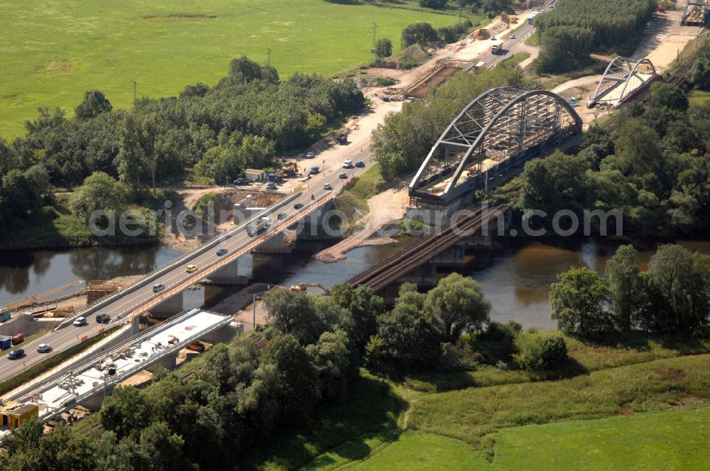 Dessau-Roßlau from above - Blick auf verschiedene Brückenbauwerke an der Baustelle zum Ausbau der B184 zwischen Dessau und Roßlau in Sachsen-Anhalt. Die B184 wird aufgrund des gestiegenen Verkehrsaufkommens zwischen 2006 und 2009 als vierstreifige Bundesstraße (RQ 20) über den Verlauf der Elbe hinweg ausgebaut. Bauherr ist der Landesbetrieb Bau Sachsen-Anhalt, die Projektleitung liegt bei SCHÜßLER - PLAN Berlin. Kontakt Projektleitung: Schüßler - Plan Ingenieurgesellschaft mbH, Tel. +49(0)30 42106 0, Email: berlin@schuessler-plan.de