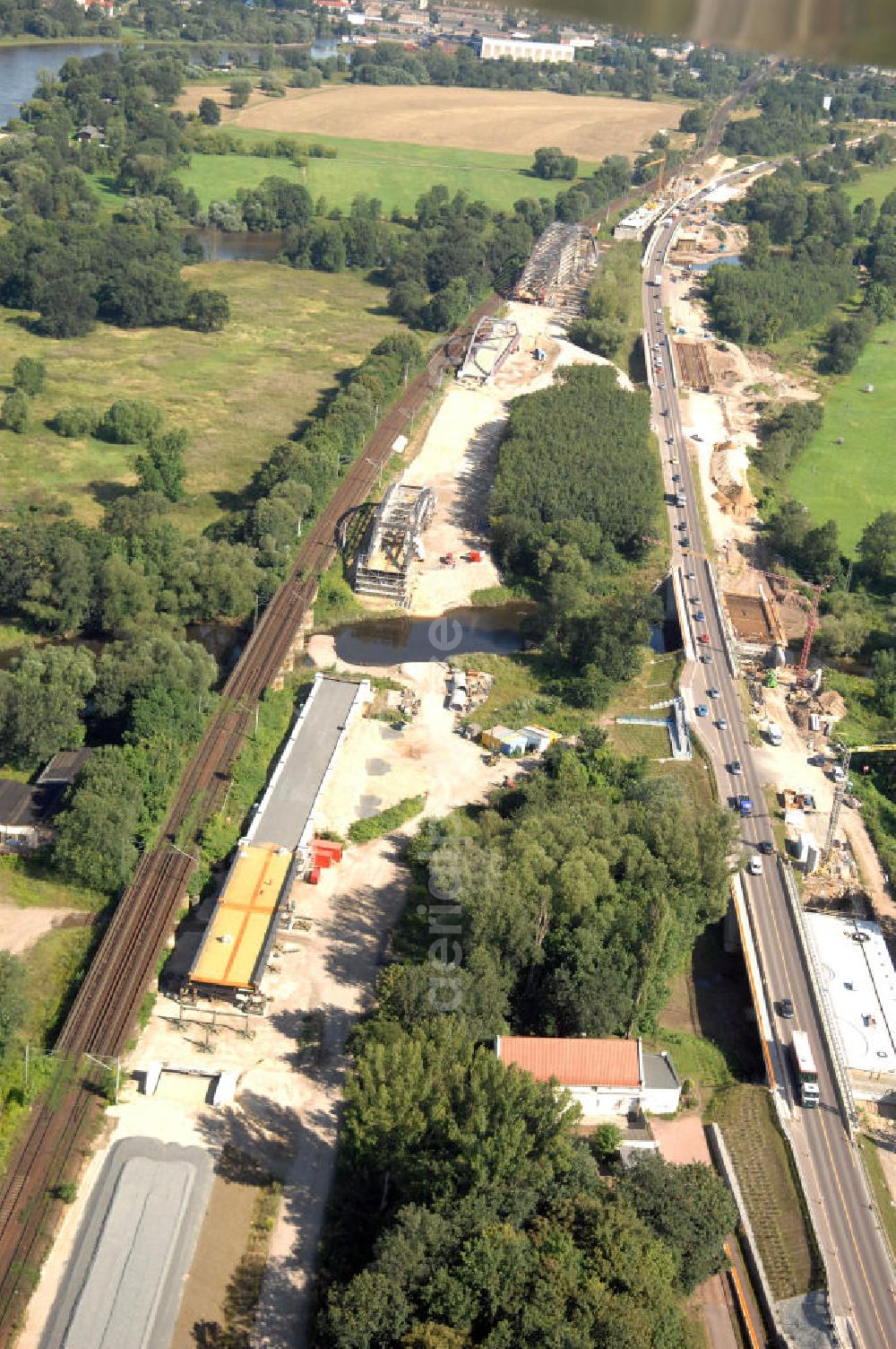 Dessau-Roßlau from the bird's eye view: Blick auf verschiedene Brückenbauwerke an der Baustelle zum Ausbau der B184 zwischen Dessau und Roßlau in Sachsen-Anhalt. Die B184 wird aufgrund des gestiegenen Verkehrsaufkommens zwischen 2006 und 2009 als vierstreifige Bundesstraße (RQ 20) über den Verlauf der Elbe hinweg ausgebaut. Bauherr ist der Landesbetrieb Bau Sachsen-Anhalt, die Projektleitung liegt bei SCHÜßLER - PLAN Berlin. Kontakt Projektleitung: Schüßler - Plan Ingenieurgesellschaft mbH, Tel. +49(0)30 42106 0, Email: berlin@schuessler-plan.de