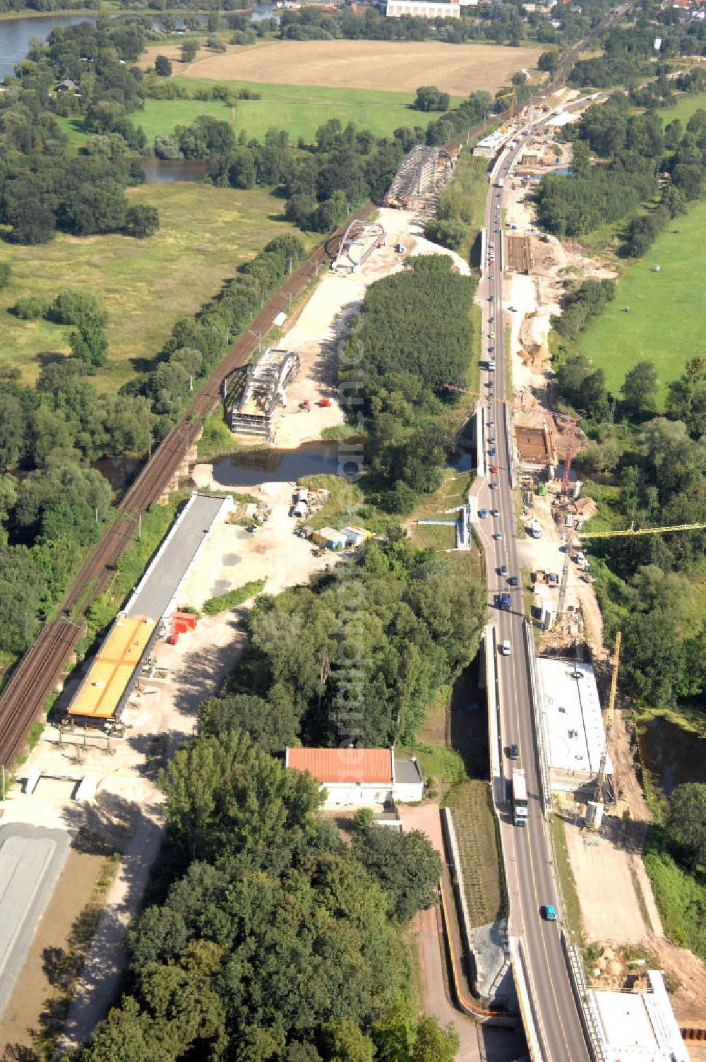 Aerial image Dessau-Roßlau - Blick auf verschiedene Brückenbauwerke an der Baustelle zum Ausbau der B184 zwischen Dessau und Roßlau in Sachsen-Anhalt. Die B184 wird aufgrund des gestiegenen Verkehrsaufkommens zwischen 2006 und 2009 als vierstreifige Bundesstraße (RQ 20) über den Verlauf der Elbe hinweg ausgebaut. Bauherr ist der Landesbetrieb Bau Sachsen-Anhalt, die Projektleitung liegt bei SCHÜßLER - PLAN Berlin. Kontakt Projektleitung: Schüßler - Plan Ingenieurgesellschaft mbH, Tel. +49(0)30 42106 0, Email: berlin@schuessler-plan.de