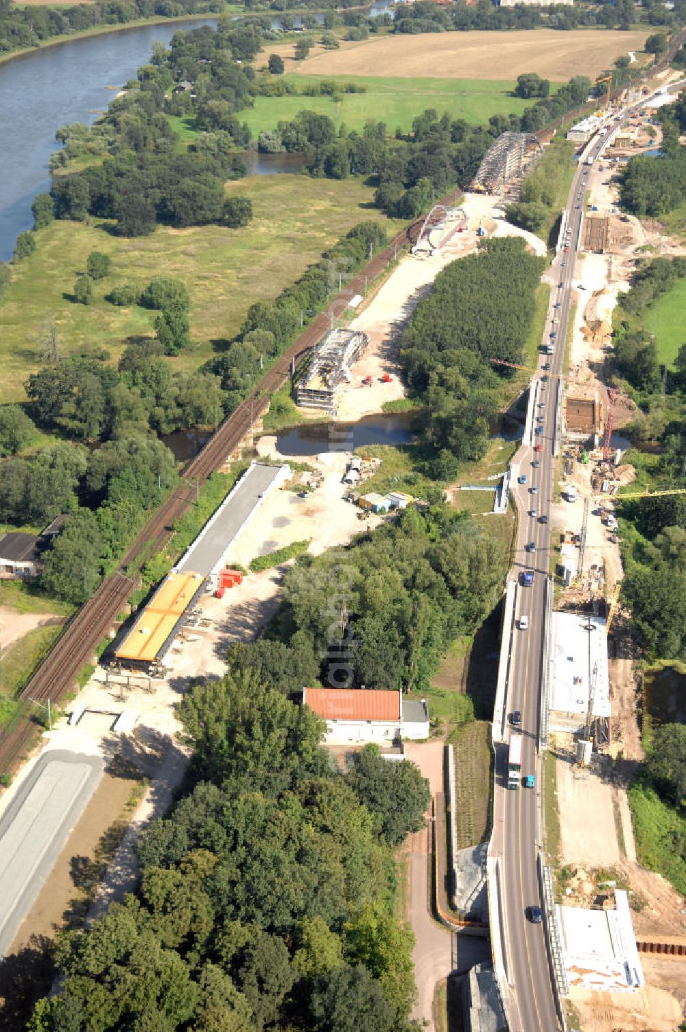 Aerial photograph Dessau-Roßlau - Blick auf verschiedene Brückenbauwerke an der Baustelle zum Ausbau der B184 zwischen Dessau und Roßlau in Sachsen-Anhalt. Die B184 wird aufgrund des gestiegenen Verkehrsaufkommens zwischen 2006 und 2009 als vierstreifige Bundesstraße (RQ 20) über den Verlauf der Elbe hinweg ausgebaut. Bauherr ist der Landesbetrieb Bau Sachsen-Anhalt, die Projektleitung liegt bei SCHÜßLER - PLAN Berlin. Kontakt Projektleitung: Schüßler - Plan Ingenieurgesellschaft mbH, Tel. +49(0)30 42106 0, Email: berlin@schuessler-plan.de