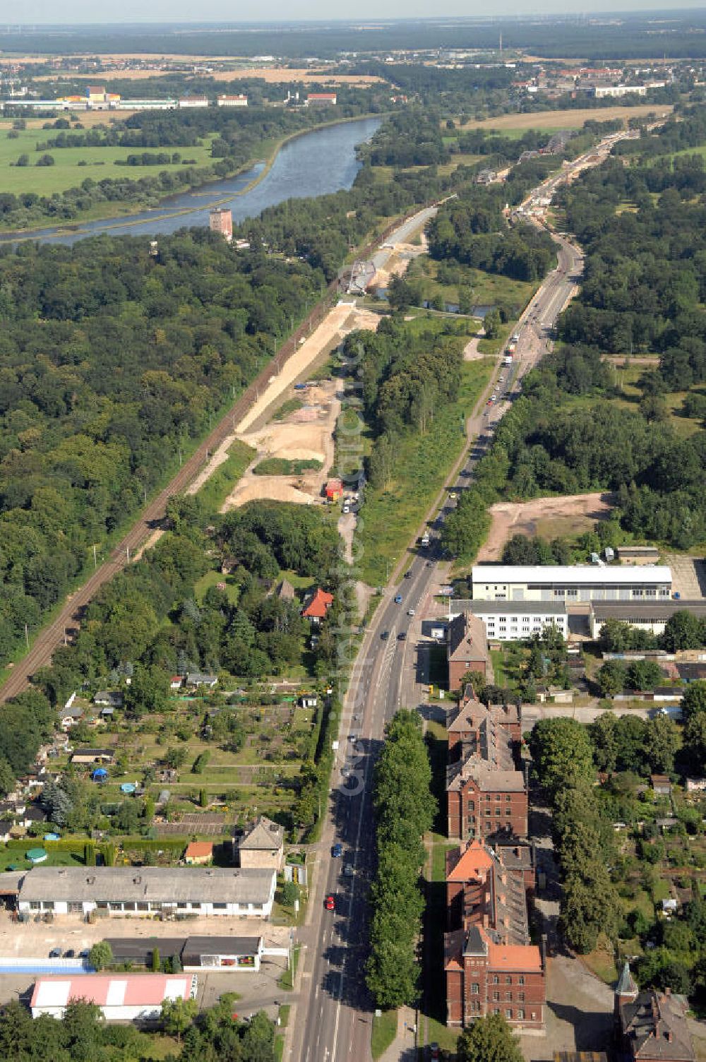 Aerial image Dessau-Roßlau - Blick auf verschiedene Brückenbauwerke an der Baustelle zum Ausbau der B184 zwischen Dessau und Roßlau in Sachsen-Anhalt. Die B184 wird aufgrund des gestiegenen Verkehrsaufkommens zwischen 2006 und 2009 als vierstreifige Bundesstraße (RQ 20) über den Verlauf der Elbe hinweg ausgebaut. Bauherr ist der Landesbetrieb Bau Sachsen-Anhalt, die Projektleitung liegt bei SCHÜßLER - PLAN Berlin. Kontakt Projektleitung: Schüßler - Plan Ingenieurgesellschaft mbH, Tel. +49(0)30 42106 0, Email: berlin@schuessler-plan.de