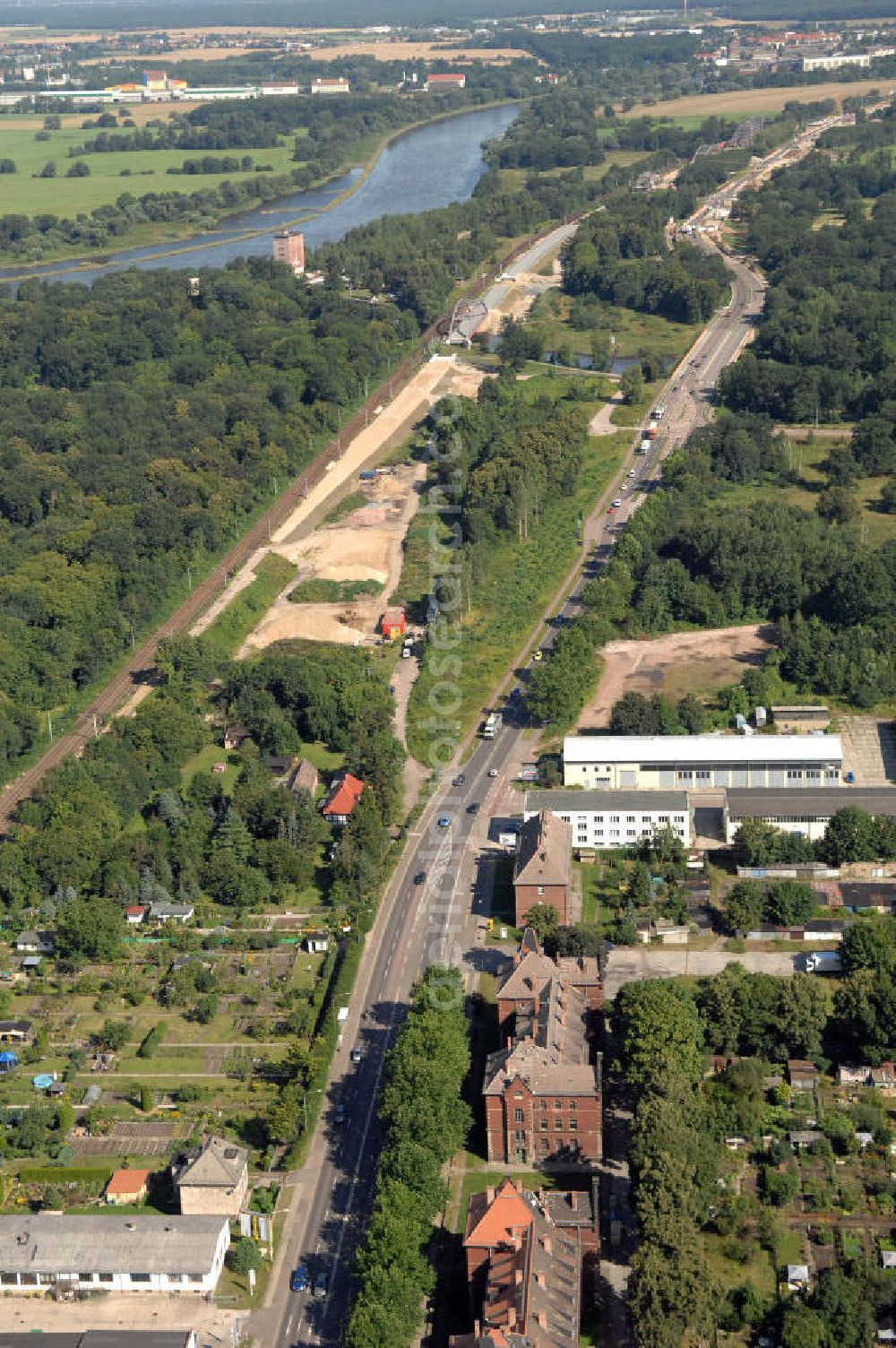 Aerial photograph Dessau-Roßlau - Blick auf verschiedene Brückenbauwerke an der Baustelle zum Ausbau der B184 zwischen Dessau und Roßlau in Sachsen-Anhalt. Die B184 wird aufgrund des gestiegenen Verkehrsaufkommens zwischen 2006 und 2009 als vierstreifige Bundesstraße (RQ 20) über den Verlauf der Elbe hinweg ausgebaut. Bauherr ist der Landesbetrieb Bau Sachsen-Anhalt, die Projektleitung liegt bei SCHÜßLER - PLAN Berlin. Kontakt Projektleitung: Schüßler - Plan Ingenieurgesellschaft mbH, Tel. +49(0)30 42106 0, Email: berlin@schuessler-plan.de