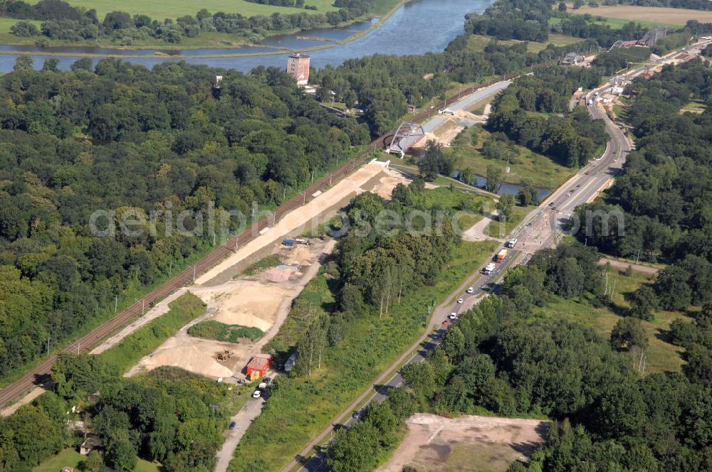 Dessau-Roßlau from above - Blick auf verschiedene Brückenbauwerke an der Baustelle zum Ausbau der B184 zwischen Dessau und Roßlau in Sachsen-Anhalt. Die B184 wird aufgrund des gestiegenen Verkehrsaufkommens zwischen 2006 und 2009 als vierstreifige Bundesstraße (RQ 20) über den Verlauf der Elbe hinweg ausgebaut. Bauherr ist der Landesbetrieb Bau Sachsen-Anhalt, die Projektleitung liegt bei SCHÜßLER - PLAN Berlin. Kontakt Projektleitung: Schüßler - Plan Ingenieurgesellschaft mbH, Tel. +49(0)30 42106 0, Email: berlin@schuessler-plan.de