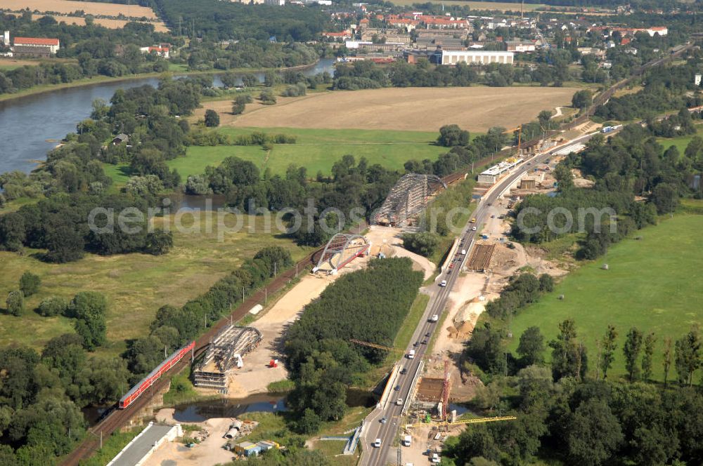 Dessau-Roßlau from above - Blick auf verschiedene Brückenbauwerke an der Baustelle zum Ausbau der B184 zwischen Dessau und Roßlau in Sachsen-Anhalt. Die B184 wird aufgrund des gestiegenen Verkehrsaufkommens zwischen 2006 und 2009 als vierstreifige Bundesstraße (RQ 20) über den Verlauf der Elbe hinweg ausgebaut. Bauherr ist der Landesbetrieb Bau Sachsen-Anhalt, die Projektleitung liegt bei SCHÜßLER - PLAN Berlin. Kontakt Projektleitung: Schüßler - Plan Ingenieurgesellschaft mbH, Tel. +49(0)30 42106 0, Email: berlin@schuessler-plan.de