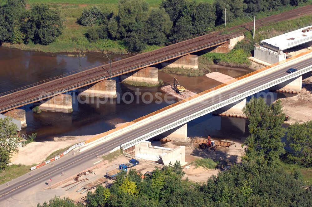 Aerial photograph Dessau-Roßlau - Blick auf verschiedene Brückenbauwerke an der Baustelle zum Ausbau der B184 zwischen Dessau und Roßlau in Sachsen-Anhalt. Die B184 wird aufgrund des gestiegenen Verkehrsaufkommens zwischen 2006 und 2009 als vierstreifige Bundesstraße (RQ 20) über den Verlauf der Elbe hinweg ausgebaut. Bauherr ist der Landesbetrieb Bau Sachsen-Anhalt, die Projektleitung liegt bei SCHÜßLER - PLAN Berlin. Kontakt Projektleitung: Schüßler - Plan Ingenieurgesellschaft mbH, Tel. +49(0)30 42106 0, Email: berlin@schuessler-plan.de