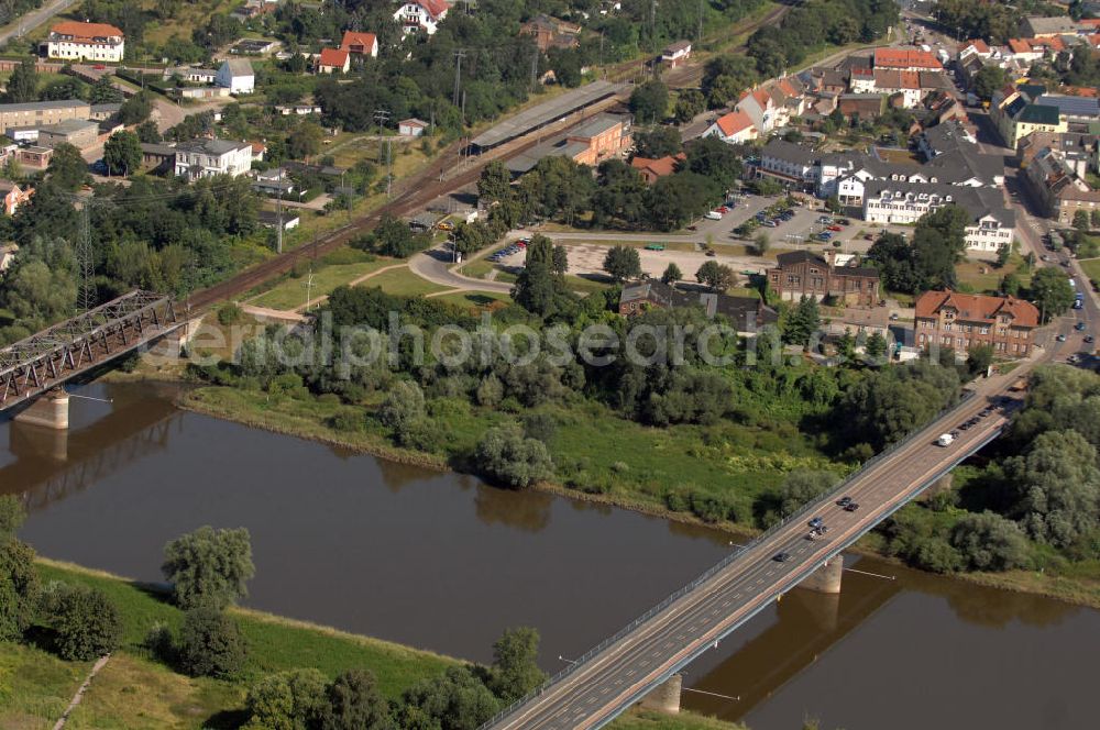 Dessau-Roßlau from the bird's eye view: Blick auf verschiedene Brückenbauwerke an der Baustelle zum Ausbau der B184 zwischen Dessau und Roßlau in Sachsen-Anhalt. Die B184 wird aufgrund des gestiegenen Verkehrsaufkommens zwischen 2006 und 2009 als vierstreifige Bundesstraße (RQ 20) über den Verlauf der Elbe hinweg ausgebaut. Bauherr ist der Landesbetrieb Bau Sachsen-Anhalt, die Projektleitung liegt bei SCHÜßLER - PLAN Berlin. Kontakt Projektleitung: Schüßler - Plan Ingenieurgesellschaft mbH, Tel. +49(0)30 42106 0, Email: berlin@schuessler-plan.de