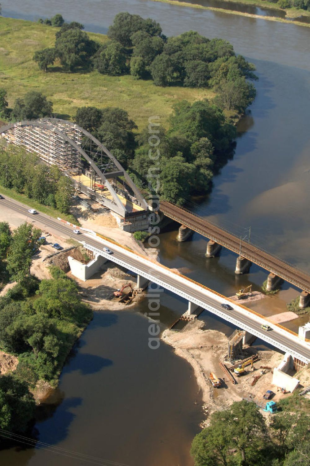 Dessau-Roßlau from above - Blick auf verschiedene Brückenbauwerke an der Baustelle zum Ausbau der B184 zwischen Dessau und Roßlau in Sachsen-Anhalt. Die B184 wird aufgrund des gestiegenen Verkehrsaufkommens zwischen 2006 und 2009 als vierstreifige Bundesstraße (RQ 20) über den Verlauf der Elbe hinweg ausgebaut. Bauherr ist der Landesbetrieb Bau Sachsen-Anhalt, die Projektleitung liegt bei SCHÜßLER - PLAN Berlin. Kontakt Projektleitung: Schüßler - Plan Ingenieurgesellschaft mbH, Tel. +49(0)30 42106 0, Email: berlin@schuessler-plan.de