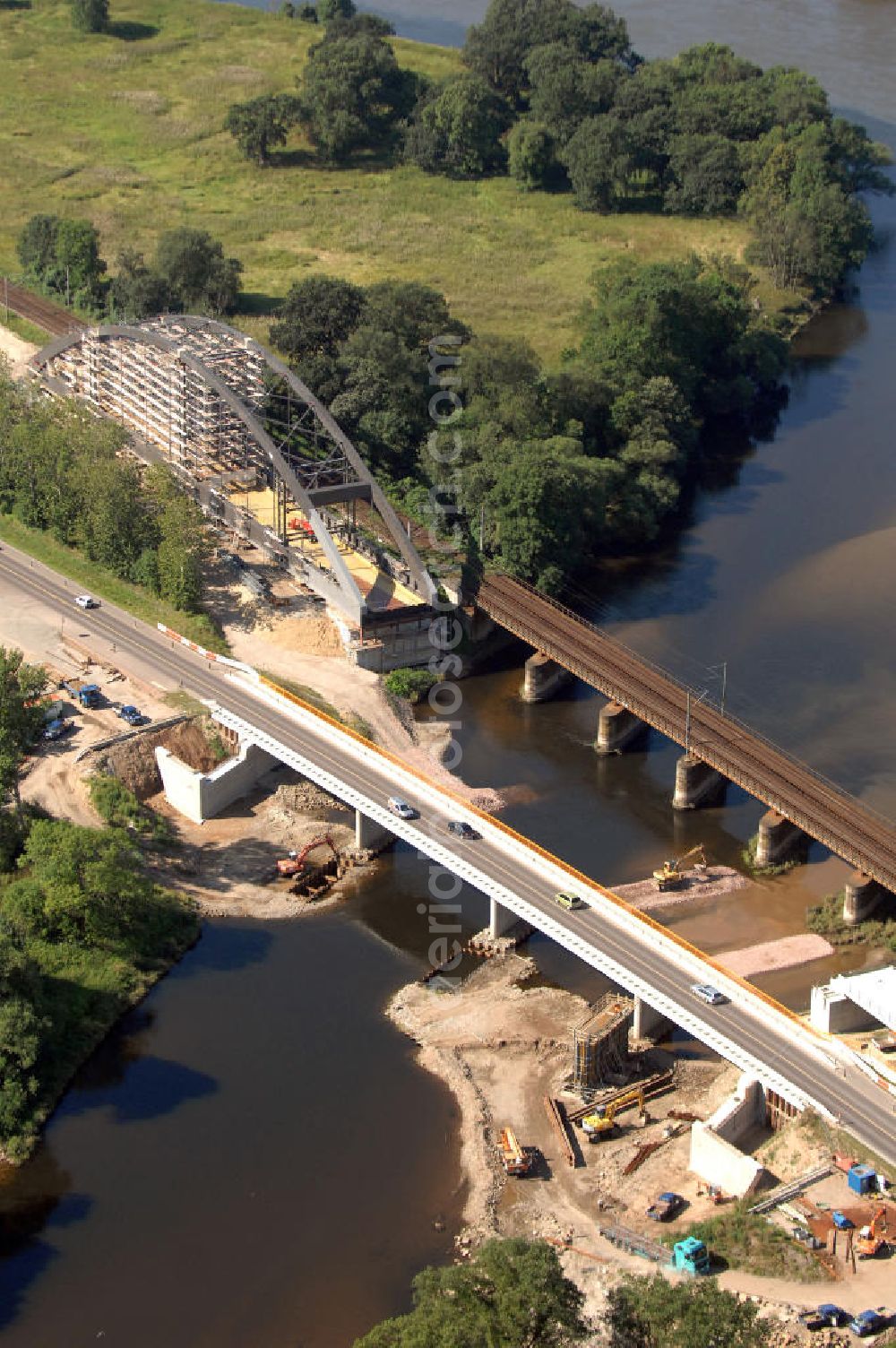 Dessau-Roßlau from the bird's eye view: Blick auf verschiedene Brückenbauwerke an der Baustelle zum Ausbau der B184 zwischen Dessau und Roßlau in Sachsen-Anhalt. Die B184 wird aufgrund des gestiegenen Verkehrsaufkommens zwischen 2006 und 2009 als vierstreifige Bundesstraße (RQ 20) über den Verlauf der Elbe hinweg ausgebaut. Bauherr ist der Landesbetrieb Bau Sachsen-Anhalt, die Projektleitung liegt bei SCHÜßLER - PLAN Berlin. Kontakt Projektleitung: Schüßler - Plan Ingenieurgesellschaft mbH, Tel. +49(0)30 42106 0, Email: berlin@schuessler-plan.de