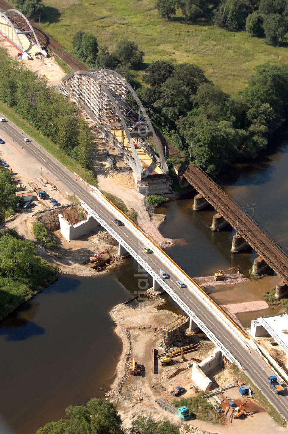 Aerial image Dessau-Roßlau - Blick auf verschiedene Brückenbauwerke an der Baustelle zum Ausbau der B184 zwischen Dessau und Roßlau in Sachsen-Anhalt. Die B184 wird aufgrund des gestiegenen Verkehrsaufkommens zwischen 2006 und 2009 als vierstreifige Bundesstraße (RQ 20) über den Verlauf der Elbe hinweg ausgebaut. Bauherr ist der Landesbetrieb Bau Sachsen-Anhalt, die Projektleitung liegt bei SCHÜßLER - PLAN Berlin. Kontakt Projektleitung: Schüßler - Plan Ingenieurgesellschaft mbH, Tel. +49(0)30 42106 0, Email: berlin@schuessler-plan.de