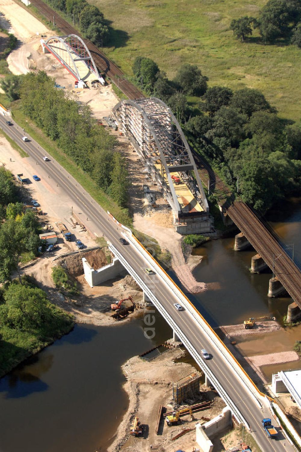 Aerial photograph Dessau-Roßlau - Blick auf verschiedene Brückenbauwerke an der Baustelle zum Ausbau der B184 zwischen Dessau und Roßlau in Sachsen-Anhalt. Die B184 wird aufgrund des gestiegenen Verkehrsaufkommens zwischen 2006 und 2009 als vierstreifige Bundesstraße (RQ 20) über den Verlauf der Elbe hinweg ausgebaut. Bauherr ist der Landesbetrieb Bau Sachsen-Anhalt, die Projektleitung liegt bei SCHÜßLER - PLAN Berlin. Kontakt Projektleitung: Schüßler - Plan Ingenieurgesellschaft mbH, Tel. +49(0)30 42106 0, Email: berlin@schuessler-plan.de