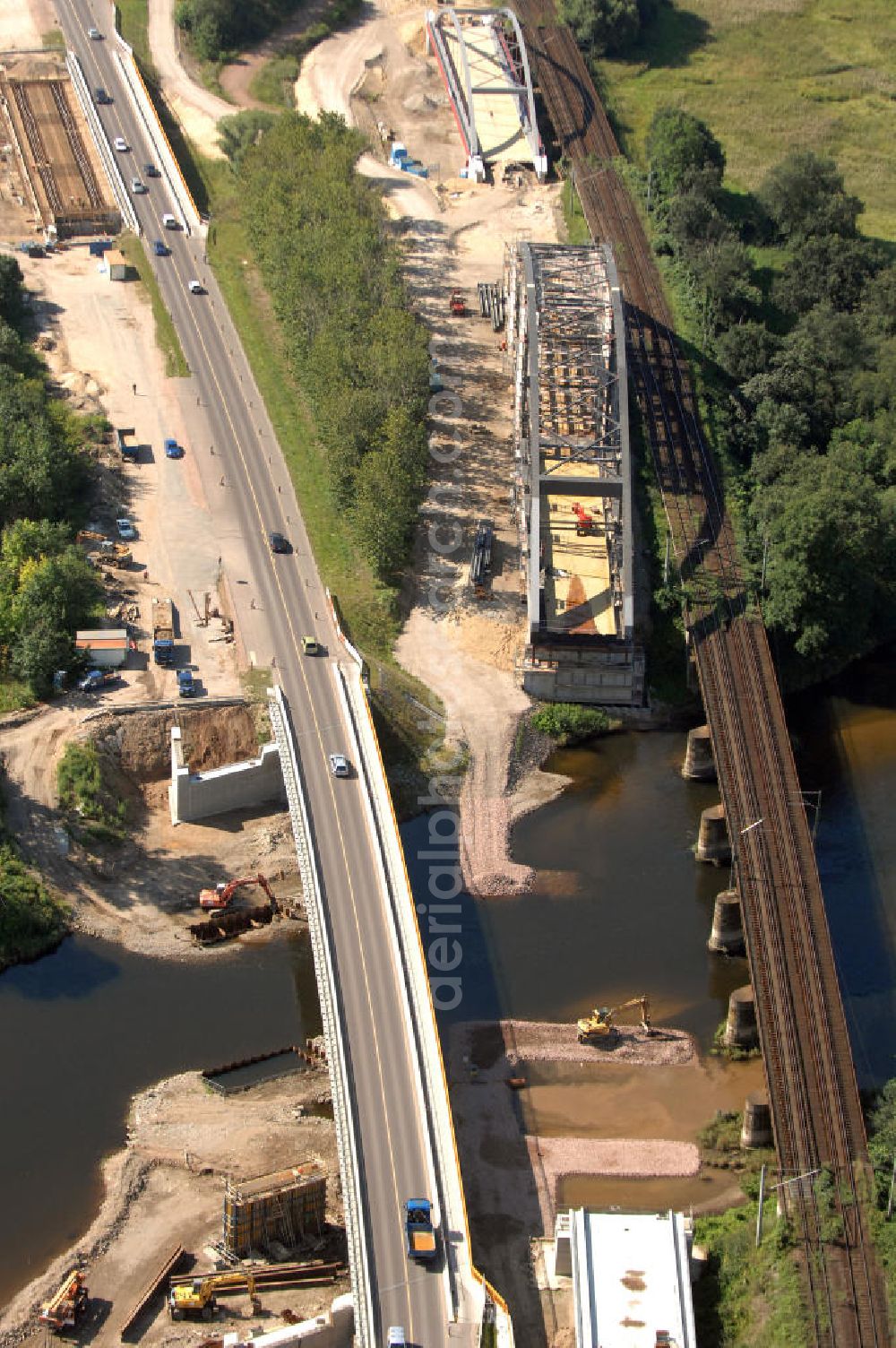 Dessau-Roßlau from above - Blick auf verschiedene Brückenbauwerke an der Baustelle zum Ausbau der B184 zwischen Dessau und Roßlau in Sachsen-Anhalt. Die B184 wird aufgrund des gestiegenen Verkehrsaufkommens zwischen 2006 und 2009 als vierstreifige Bundesstraße (RQ 20) über den Verlauf der Elbe hinweg ausgebaut. Bauherr ist der Landesbetrieb Bau Sachsen-Anhalt, die Projektleitung liegt bei SCHÜßLER - PLAN Berlin. Kontakt Projektleitung: Schüßler - Plan Ingenieurgesellschaft mbH, Tel. +49(0)30 42106 0, Email: berlin@schuessler-plan.de