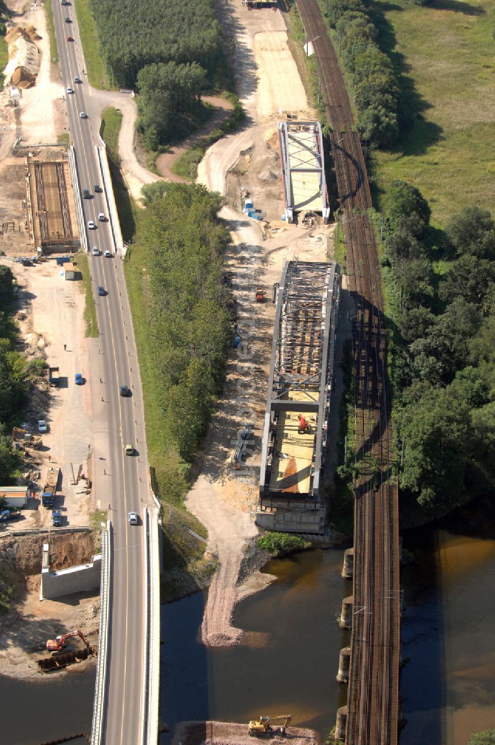 Dessau-Roßlau from the bird's eye view: Blick auf verschiedene Brückenbauwerke an der Baustelle zum Ausbau der B184 zwischen Dessau und Roßlau in Sachsen-Anhalt. Die B184 wird aufgrund des gestiegenen Verkehrsaufkommens zwischen 2006 und 2009 als vierstreifige Bundesstraße (RQ 20) über den Verlauf der Elbe hinweg ausgebaut. Bauherr ist der Landesbetrieb Bau Sachsen-Anhalt, die Projektleitung liegt bei SCHÜßLER - PLAN Berlin. Kontakt Projektleitung: Schüßler - Plan Ingenieurgesellschaft mbH, Tel. +49(0)30 42106 0, Email: berlin@schuessler-plan.de