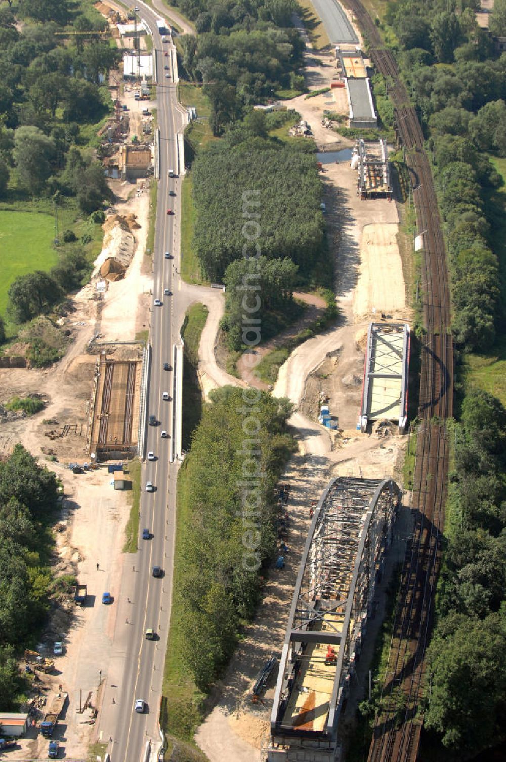 Aerial image Dessau-Roßlau - Blick auf verschiedene Brückenbauwerke an der Baustelle zum Ausbau der B184 zwischen Dessau und Roßlau in Sachsen-Anhalt. Die B184 wird aufgrund des gestiegenen Verkehrsaufkommens zwischen 2006 und 2009 als vierstreifige Bundesstraße (RQ 20) über den Verlauf der Elbe hinweg ausgebaut. Bauherr ist der Landesbetrieb Bau Sachsen-Anhalt, die Projektleitung liegt bei SCHÜßLER - PLAN Berlin. Kontakt Projektleitung: Schüßler - Plan Ingenieurgesellschaft mbH, Tel. +49(0)30 42106 0, Email: berlin@schuessler-plan.de