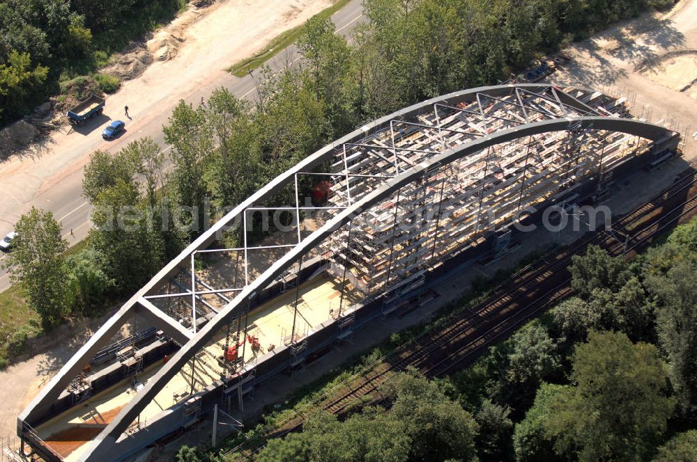 Dessau-Roßlau from above - Blick auf verschiedene Brückenbauwerke an der Baustelle zum Ausbau der B184 zwischen Dessau und Roßlau in Sachsen-Anhalt. Die B184 wird aufgrund des gestiegenen Verkehrsaufkommens zwischen 2006 und 2009 als vierstreifige Bundesstraße (RQ 20) über den Verlauf der Elbe hinweg ausgebaut. Bauherr ist der Landesbetrieb Bau Sachsen-Anhalt, die Projektleitung liegt bei SCHÜßLER - PLAN Berlin. Kontakt Projektleitung: Schüßler - Plan Ingenieurgesellschaft mbH, Tel. +49(0)30 42106 0, Email: berlin@schuessler-plan.de