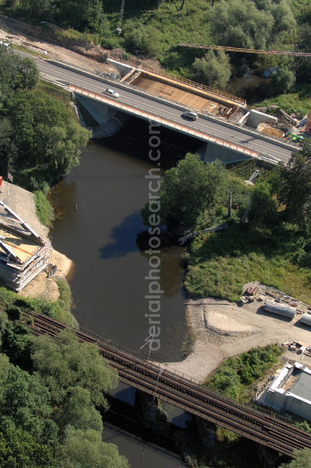 Dessau-Roßlau from above - Blick auf verschiedene Brückenbauwerke an der Baustelle zum Ausbau der B184 zwischen Dessau und Roßlau in Sachsen-Anhalt. Die B184 wird aufgrund des gestiegenen Verkehrsaufkommens zwischen 2006 und 2009 als vierstreifige Bundesstraße (RQ 20) über den Verlauf der Elbe hinweg ausgebaut. Bauherr ist der Landesbetrieb Bau Sachsen-Anhalt, die Projektleitung liegt bei SCHÜßLER - PLAN Berlin. Kontakt Projektleitung: Schüßler - Plan Ingenieurgesellschaft mbH, Tel. +49(0)30 42106 0, Email: berlin@schuessler-plan.de