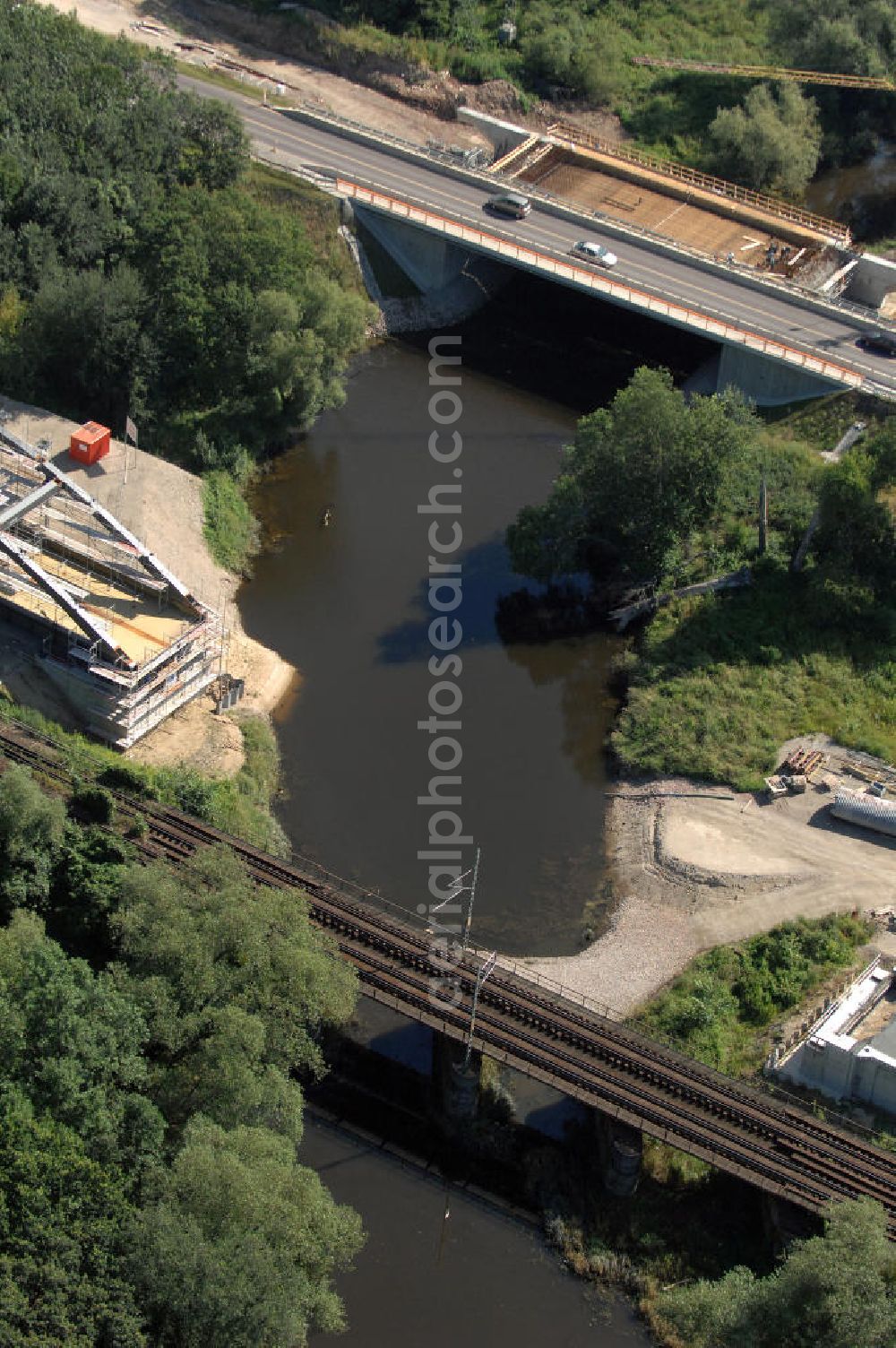 Dessau-Roßlau from the bird's eye view: Blick auf verschiedene Brückenbauwerke an der Baustelle zum Ausbau der B184 zwischen Dessau und Roßlau in Sachsen-Anhalt. Die B184 wird aufgrund des gestiegenen Verkehrsaufkommens zwischen 2006 und 2009 als vierstreifige Bundesstraße (RQ 20) über den Verlauf der Elbe hinweg ausgebaut. Bauherr ist der Landesbetrieb Bau Sachsen-Anhalt, die Projektleitung liegt bei SCHÜßLER - PLAN Berlin. Kontakt Projektleitung: Schüßler - Plan Ingenieurgesellschaft mbH, Tel. +49(0)30 42106 0, Email: berlin@schuessler-plan.de