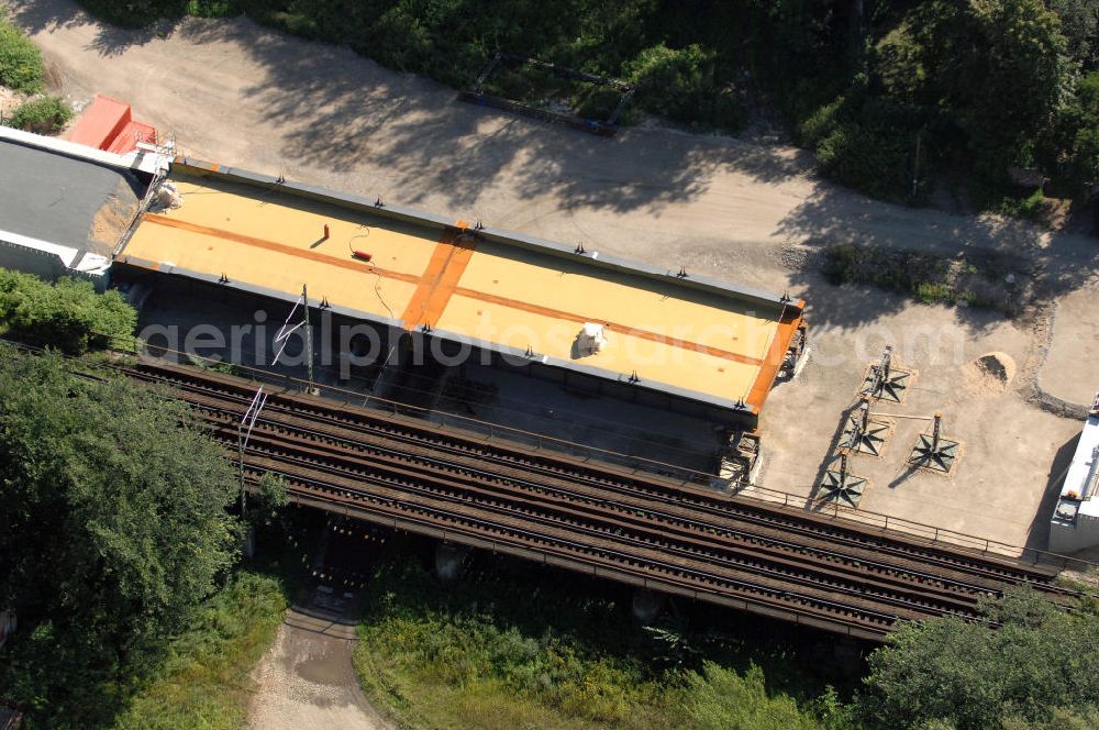 Aerial image Dessau-Roßlau - Blick auf verschiedene Brückenbauwerke an der Baustelle zum Ausbau der B184 zwischen Dessau und Roßlau in Sachsen-Anhalt. Die B184 wird aufgrund des gestiegenen Verkehrsaufkommens zwischen 2006 und 2009 als vierstreifige Bundesstraße (RQ 20) über den Verlauf der Elbe hinweg ausgebaut. Bauherr ist der Landesbetrieb Bau Sachsen-Anhalt, die Projektleitung liegt bei SCHÜßLER - PLAN Berlin. Kontakt Projektleitung: Schüßler - Plan Ingenieurgesellschaft mbH, Tel. +49(0)30 42106 0, Email: berlin@schuessler-plan.de