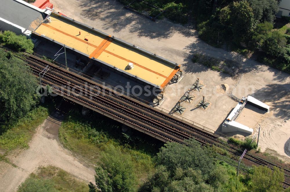 Aerial photograph Dessau-Roßlau - Blick auf verschiedene Brückenbauwerke an der Baustelle zum Ausbau der B184 zwischen Dessau und Roßlau in Sachsen-Anhalt. Die B184 wird aufgrund des gestiegenen Verkehrsaufkommens zwischen 2006 und 2009 als vierstreifige Bundesstraße (RQ 20) über den Verlauf der Elbe hinweg ausgebaut. Bauherr ist der Landesbetrieb Bau Sachsen-Anhalt, die Projektleitung liegt bei SCHÜßLER - PLAN Berlin. Kontakt Projektleitung: Schüßler - Plan Ingenieurgesellschaft mbH, Tel. +49(0)30 42106 0, Email: berlin@schuessler-plan.de