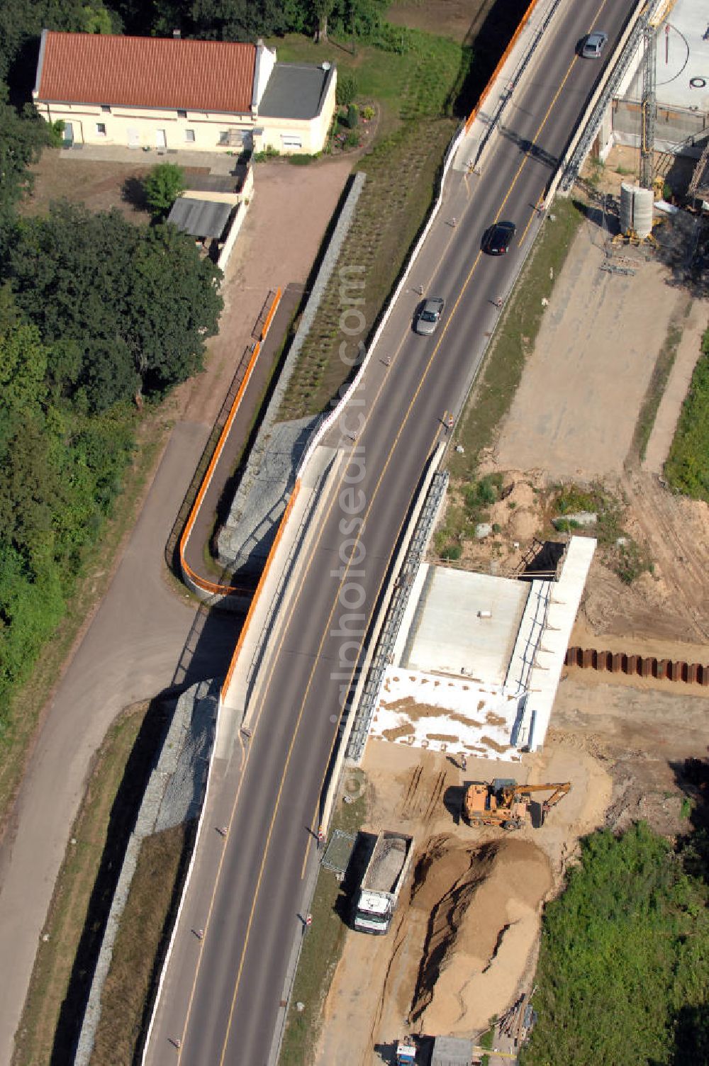 Dessau-Roßlau from above - Blick auf verschiedene Brückenbauwerke an der Baustelle zum Ausbau der B184 zwischen Dessau und Roßlau in Sachsen-Anhalt. Die B184 wird aufgrund des gestiegenen Verkehrsaufkommens zwischen 2006 und 2009 als vierstreifige Bundesstraße (RQ 20) über den Verlauf der Elbe hinweg ausgebaut. Bauherr ist der Landesbetrieb Bau Sachsen-Anhalt, die Projektleitung liegt bei SCHÜßLER - PLAN Berlin. Kontakt Projektleitung: Schüßler - Plan Ingenieurgesellschaft mbH, Tel. +49(0)30 42106 0, Email: berlin@schuessler-plan.de