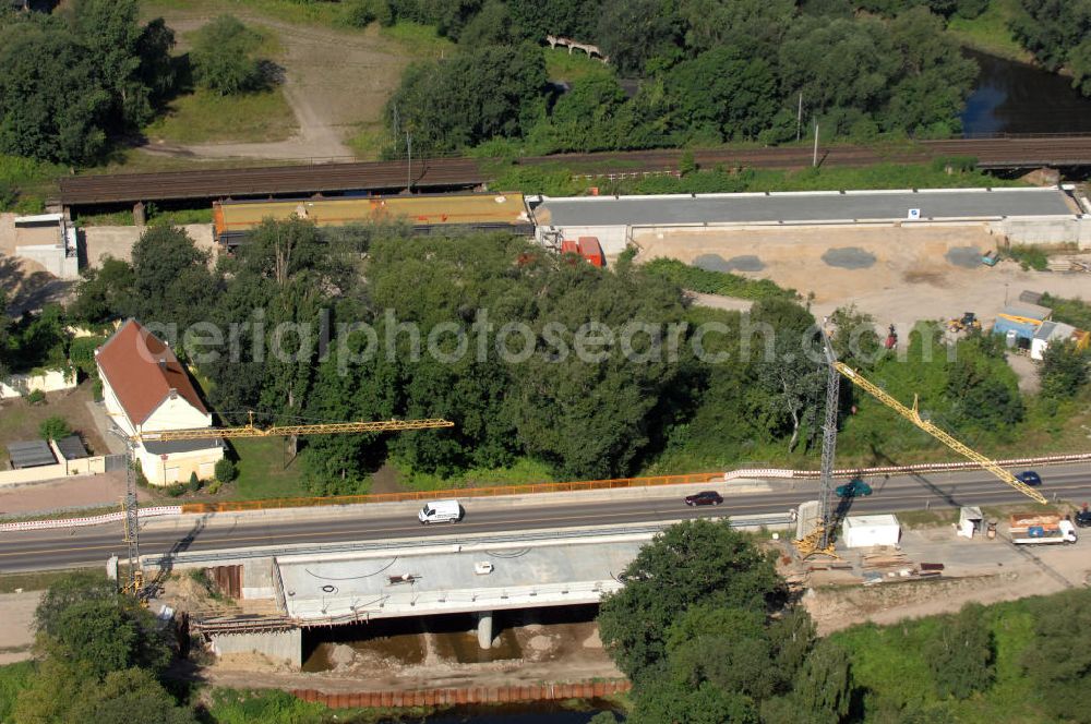 Aerial photograph Dessau-Roßlau - Blick auf verschiedene Brückenbauwerke an der Baustelle zum Ausbau der B184 zwischen Dessau und Roßlau in Sachsen-Anhalt. Die B184 wird aufgrund des gestiegenen Verkehrsaufkommens zwischen 2006 und 2009 als vierstreifige Bundesstraße (RQ 20) über den Verlauf der Elbe hinweg ausgebaut. Bauherr ist der Landesbetrieb Bau Sachsen-Anhalt, die Projektleitung liegt bei SCHÜßLER - PLAN Berlin. Kontakt Projektleitung: Schüßler - Plan Ingenieurgesellschaft mbH, Tel. +49(0)30 42106 0, Email: berlin@schuessler-plan.de