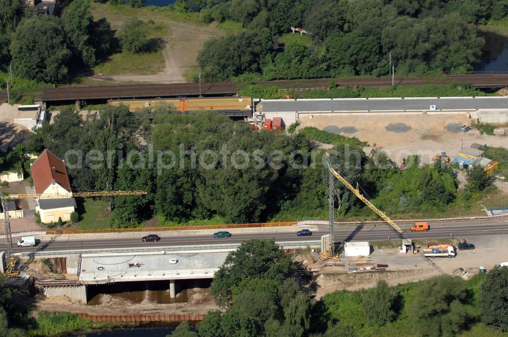 Dessau-Roßlau from above - Blick auf verschiedene Brückenbauwerke an der Baustelle zum Ausbau der B184 zwischen Dessau und Roßlau in Sachsen-Anhalt. Die B184 wird aufgrund des gestiegenen Verkehrsaufkommens zwischen 2006 und 2009 als vierstreifige Bundesstraße (RQ 20) über den Verlauf der Elbe hinweg ausgebaut. Bauherr ist der Landesbetrieb Bau Sachsen-Anhalt, die Projektleitung liegt bei SCHÜßLER - PLAN Berlin. Kontakt Projektleitung: Schüßler - Plan Ingenieurgesellschaft mbH, Tel. +49(0)30 42106 0, Email: berlin@schuessler-plan.de