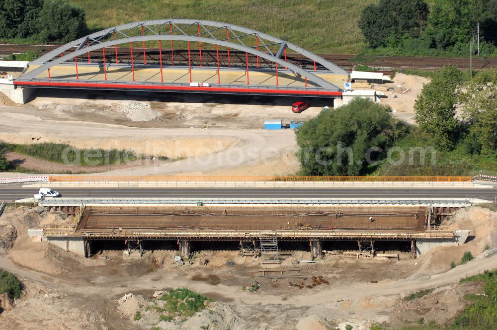 Aerial photograph Dessau-Roßlau - Blick auf verschiedene Brückenbauwerke an der Baustelle zum Ausbau der B184 zwischen Dessau und Roßlau in Sachsen-Anhalt. Die B184 wird aufgrund des gestiegenen Verkehrsaufkommens zwischen 2006 und 2009 als vierstreifige Bundesstraße (RQ 20) über den Verlauf der Elbe hinweg ausgebaut. Bauherr ist der Landesbetrieb Bau Sachsen-Anhalt, die Projektleitung liegt bei SCHÜßLER - PLAN Berlin. Kontakt Projektleitung: Schüßler - Plan Ingenieurgesellschaft mbH, Tel. +49(0)30 42106 0, Email: berlin@schuessler-plan.de