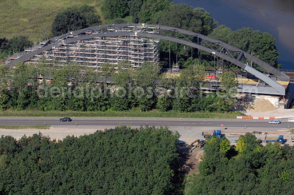 Dessau-Roßlau from above - Blick auf verschiedene Brückenbauwerke an der Baustelle zum Ausbau der B184 zwischen Dessau und Roßlau in Sachsen-Anhalt. Die B184 wird aufgrund des gestiegenen Verkehrsaufkommens zwischen 2006 und 2009 als vierstreifige Bundesstraße (RQ 20) über den Verlauf der Elbe hinweg ausgebaut. Bauherr ist der Landesbetrieb Bau Sachsen-Anhalt, die Projektleitung liegt bei SCHÜßLER - PLAN Berlin. Kontakt Projektleitung: Schüßler - Plan Ingenieurgesellschaft mbH, Tel. +49(0)30 42106 0, Email: berlin@schuessler-plan.de