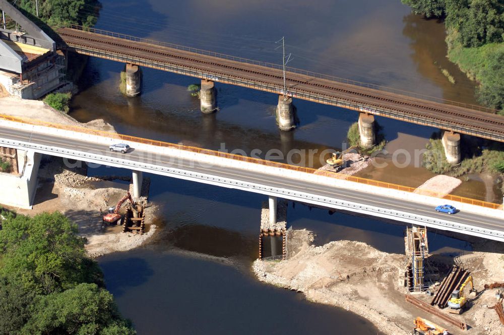 Aerial photograph Dessau-Roßlau - Blick auf verschiedene Brückenbauwerke an der Baustelle zum Ausbau der B184 zwischen Dessau und Roßlau in Sachsen-Anhalt. Die B184 wird aufgrund des gestiegenen Verkehrsaufkommens zwischen 2006 und 2009 als vierstreifige Bundesstraße (RQ 20) über den Verlauf der Elbe hinweg ausgebaut. Bauherr ist der Landesbetrieb Bau Sachsen-Anhalt, die Projektleitung liegt bei SCHÜßLER - PLAN Berlin. Kontakt Projektleitung: Schüßler - Plan Ingenieurgesellschaft mbH, Tel. +49(0)30 42106 0, Email: berlin@schuessler-plan.de