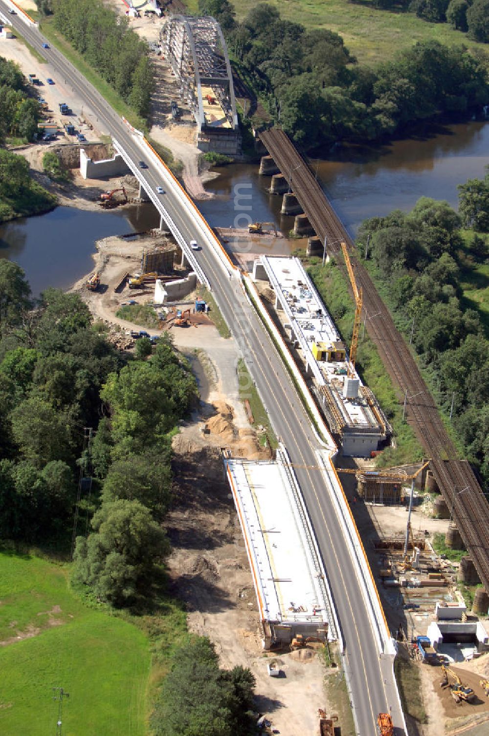 Dessau-Roßlau from above - Blick auf verschiedene Brückenbauwerke an der Baustelle zum Ausbau der B184 zwischen Dessau und Roßlau in Sachsen-Anhalt. Die B184 wird aufgrund des gestiegenen Verkehrsaufkommens zwischen 2006 und 2009 als vierstreifige Bundesstraße (RQ 20) über den Verlauf der Elbe hinweg ausgebaut. Bauherr ist der Landesbetrieb Bau Sachsen-Anhalt, die Projektleitung liegt bei SCHÜßLER - PLAN Berlin. Kontakt Projektleitung: Schüßler - Plan Ingenieurgesellschaft mbH, Tel. +49(0)30 42106 0, Email: berlin@schuessler-plan.de