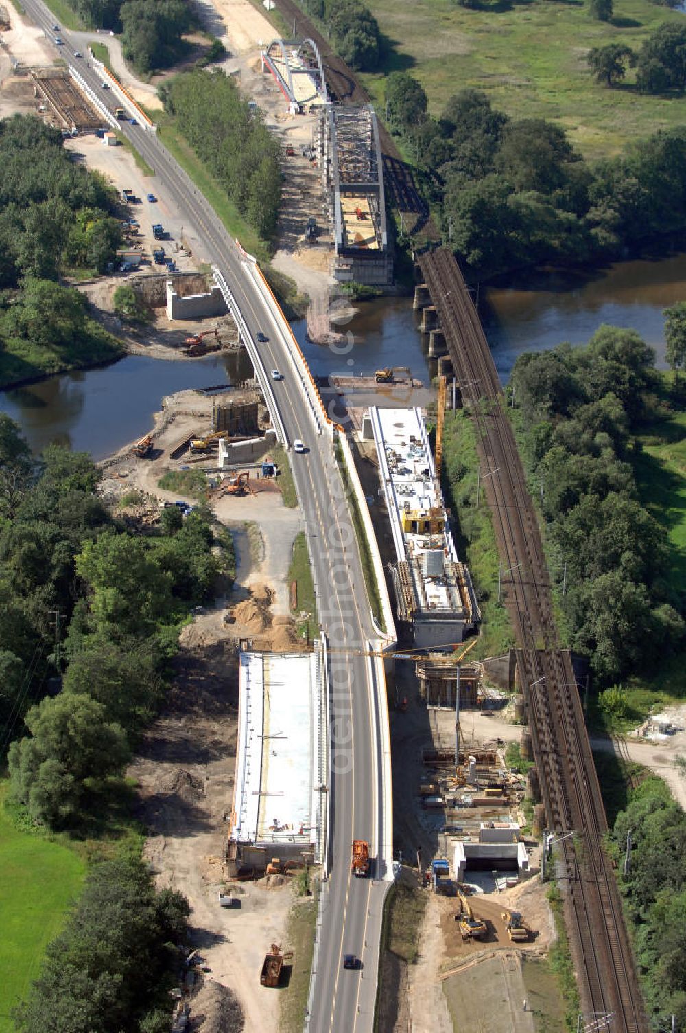 Dessau-Roßlau from the bird's eye view: Blick auf verschiedene Brückenbauwerke an der Baustelle zum Ausbau der B184 zwischen Dessau und Roßlau in Sachsen-Anhalt. Die B184 wird aufgrund des gestiegenen Verkehrsaufkommens zwischen 2006 und 2009 als vierstreifige Bundesstraße (RQ 20) über den Verlauf der Elbe hinweg ausgebaut. Bauherr ist der Landesbetrieb Bau Sachsen-Anhalt, die Projektleitung liegt bei SCHÜßLER - PLAN Berlin. Kontakt Projektleitung: Schüßler - Plan Ingenieurgesellschaft mbH, Tel. +49(0)30 42106 0, Email: berlin@schuessler-plan.de