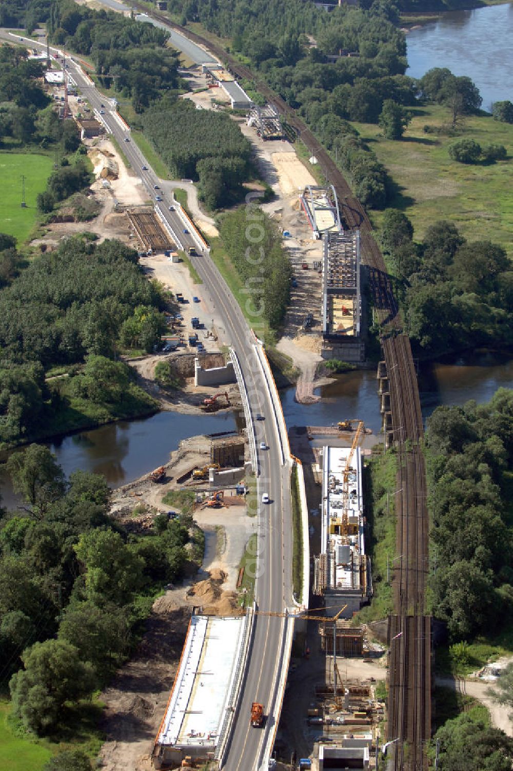 Aerial image Dessau-Roßlau - Blick auf verschiedene Brückenbauwerke an der Baustelle zum Ausbau der B184 zwischen Dessau und Roßlau in Sachsen-Anhalt. Die B184 wird aufgrund des gestiegenen Verkehrsaufkommens zwischen 2006 und 2009 als vierstreifige Bundesstraße (RQ 20) über den Verlauf der Elbe hinweg ausgebaut. Bauherr ist der Landesbetrieb Bau Sachsen-Anhalt, die Projektleitung liegt bei SCHÜßLER - PLAN Berlin. Kontakt Projektleitung: Schüßler - Plan Ingenieurgesellschaft mbH, Tel. +49(0)30 42106 0, Email: berlin@schuessler-plan.de