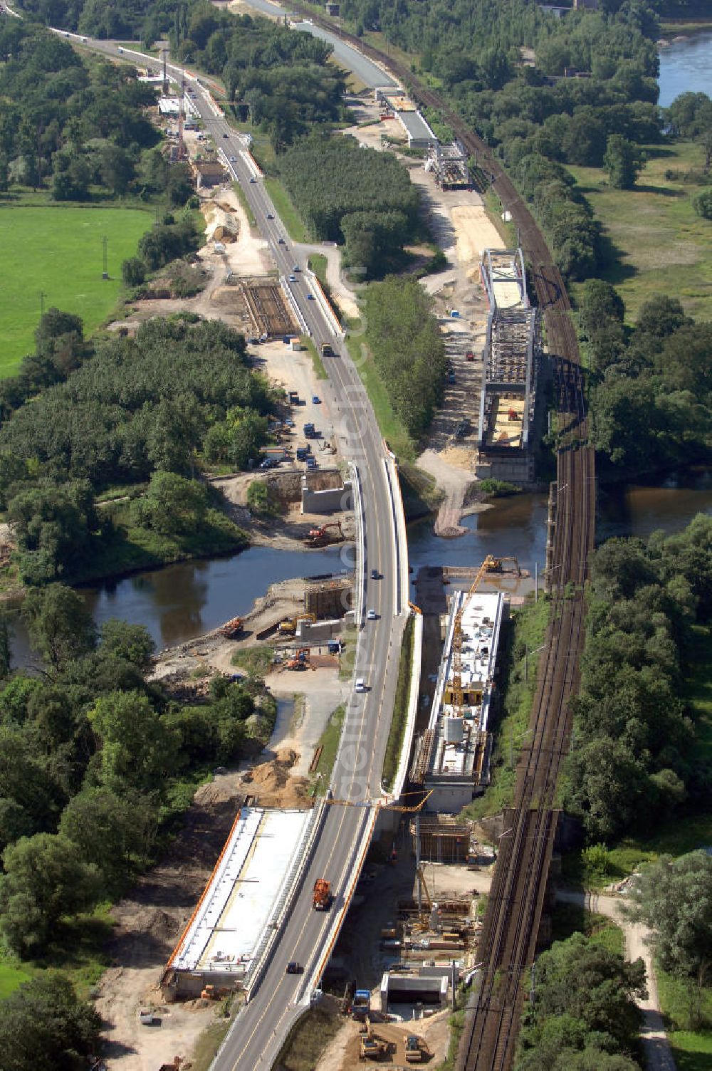 Aerial photograph Dessau-Roßlau - Blick auf verschiedene Brückenbauwerke an der Baustelle zum Ausbau der B184 zwischen Dessau und Roßlau in Sachsen-Anhalt. Die B184 wird aufgrund des gestiegenen Verkehrsaufkommens zwischen 2006 und 2009 als vierstreifige Bundesstraße (RQ 20) über den Verlauf der Elbe hinweg ausgebaut. Bauherr ist der Landesbetrieb Bau Sachsen-Anhalt, die Projektleitung liegt bei SCHÜßLER - PLAN Berlin. Kontakt Projektleitung: Schüßler - Plan Ingenieurgesellschaft mbH, Tel. +49(0)30 42106 0, Email: berlin@schuessler-plan.de