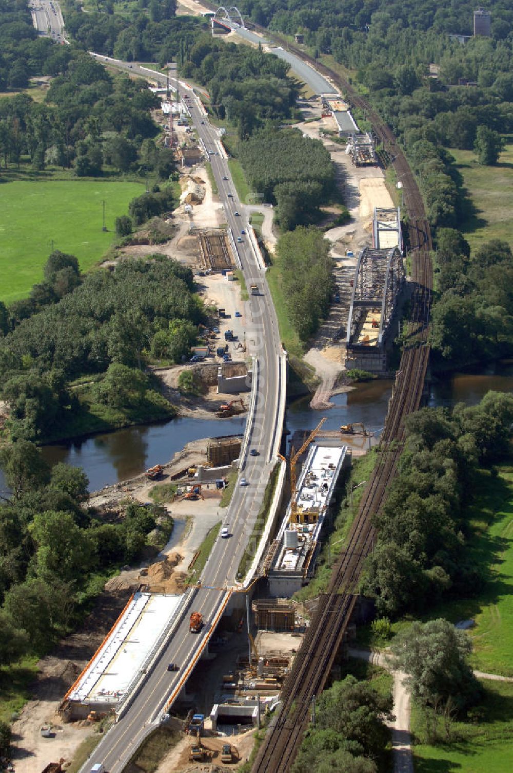 Dessau-Roßlau from above - Blick auf verschiedene Brückenbauwerke an der Baustelle zum Ausbau der B184 zwischen Dessau und Roßlau in Sachsen-Anhalt. Die B184 wird aufgrund des gestiegenen Verkehrsaufkommens zwischen 2006 und 2009 als vierstreifige Bundesstraße (RQ 20) über den Verlauf der Elbe hinweg ausgebaut. Bauherr ist der Landesbetrieb Bau Sachsen-Anhalt, die Projektleitung liegt bei SCHÜßLER - PLAN Berlin. Kontakt Projektleitung: Schüßler - Plan Ingenieurgesellschaft mbH, Tel. +49(0)30 42106 0, Email: berlin@schuessler-plan.de