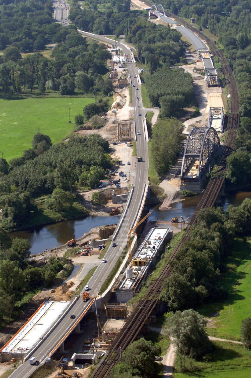 Dessau-Roßlau from the bird's eye view: Blick auf verschiedene Brückenbauwerke an der Baustelle zum Ausbau der B184 zwischen Dessau und Roßlau in Sachsen-Anhalt. Die B184 wird aufgrund des gestiegenen Verkehrsaufkommens zwischen 2006 und 2009 als vierstreifige Bundesstraße (RQ 20) über den Verlauf der Elbe hinweg ausgebaut. Bauherr ist der Landesbetrieb Bau Sachsen-Anhalt, die Projektleitung liegt bei SCHÜßLER - PLAN Berlin. Kontakt Projektleitung: Schüßler - Plan Ingenieurgesellschaft mbH, Tel. +49(0)30 42106 0, Email: berlin@schuessler-plan.de