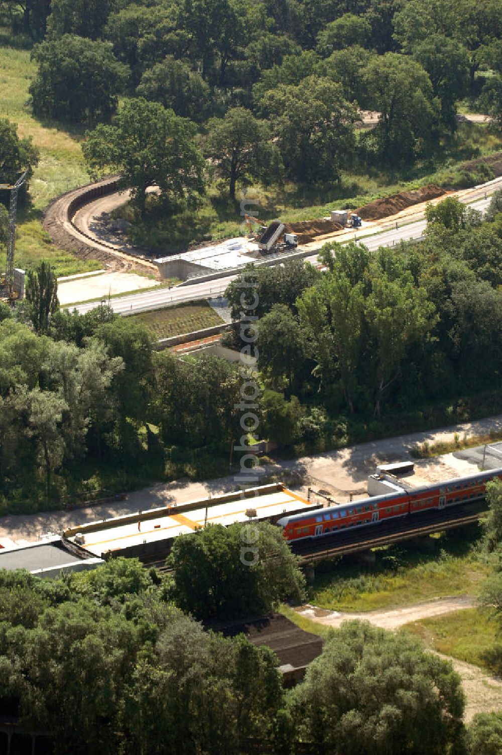 Aerial photograph Dessau-Roßlau - Blick auf verschiedene Brückenbauwerke an der Baustelle zum Ausbau der B184 zwischen Dessau und Roßlau in Sachsen-Anhalt. Die B184 wird aufgrund des gestiegenen Verkehrsaufkommens zwischen 2006 und 2009 als vierstreifige Bundesstraße (RQ 20) über den Verlauf der Elbe hinweg ausgebaut. Bauherr ist der Landesbetrieb Bau Sachsen-Anhalt, die Projektleitung liegt bei SCHÜßLER - PLAN Berlin. Kontakt Projektleitung: Schüßler - Plan Ingenieurgesellschaft mbH, Tel. +49(0)30 42106 0, Email: berlin@schuessler-plan.de