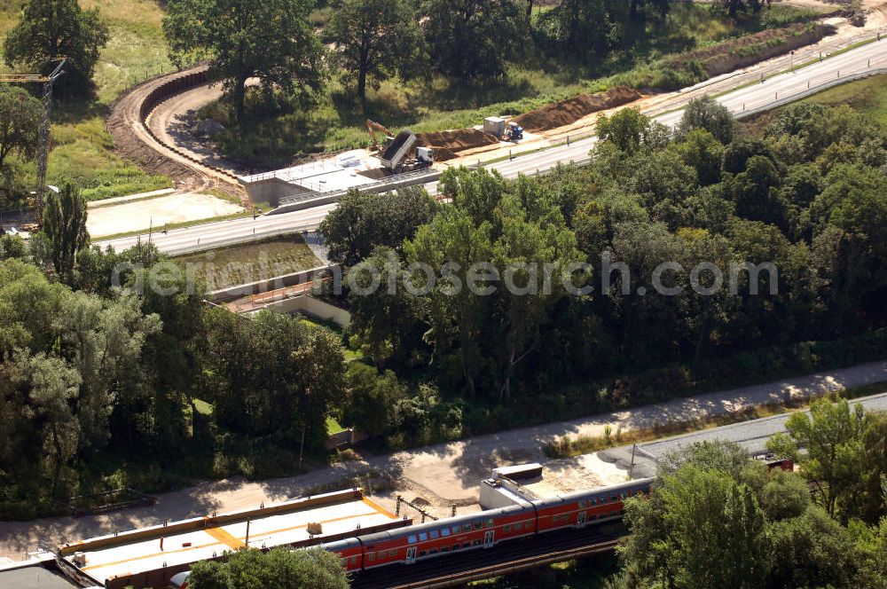 Dessau-Roßlau from above - Blick auf verschiedene Brückenbauwerke an der Baustelle zum Ausbau der B184 zwischen Dessau und Roßlau in Sachsen-Anhalt. Die B184 wird aufgrund des gestiegenen Verkehrsaufkommens zwischen 2006 und 2009 als vierstreifige Bundesstraße (RQ 20) über den Verlauf der Elbe hinweg ausgebaut. Bauherr ist der Landesbetrieb Bau Sachsen-Anhalt, die Projektleitung liegt bei SCHÜßLER - PLAN Berlin. Kontakt Projektleitung: Schüßler - Plan Ingenieurgesellschaft mbH, Tel. +49(0)30 42106 0, Email: berlin@schuessler-plan.de