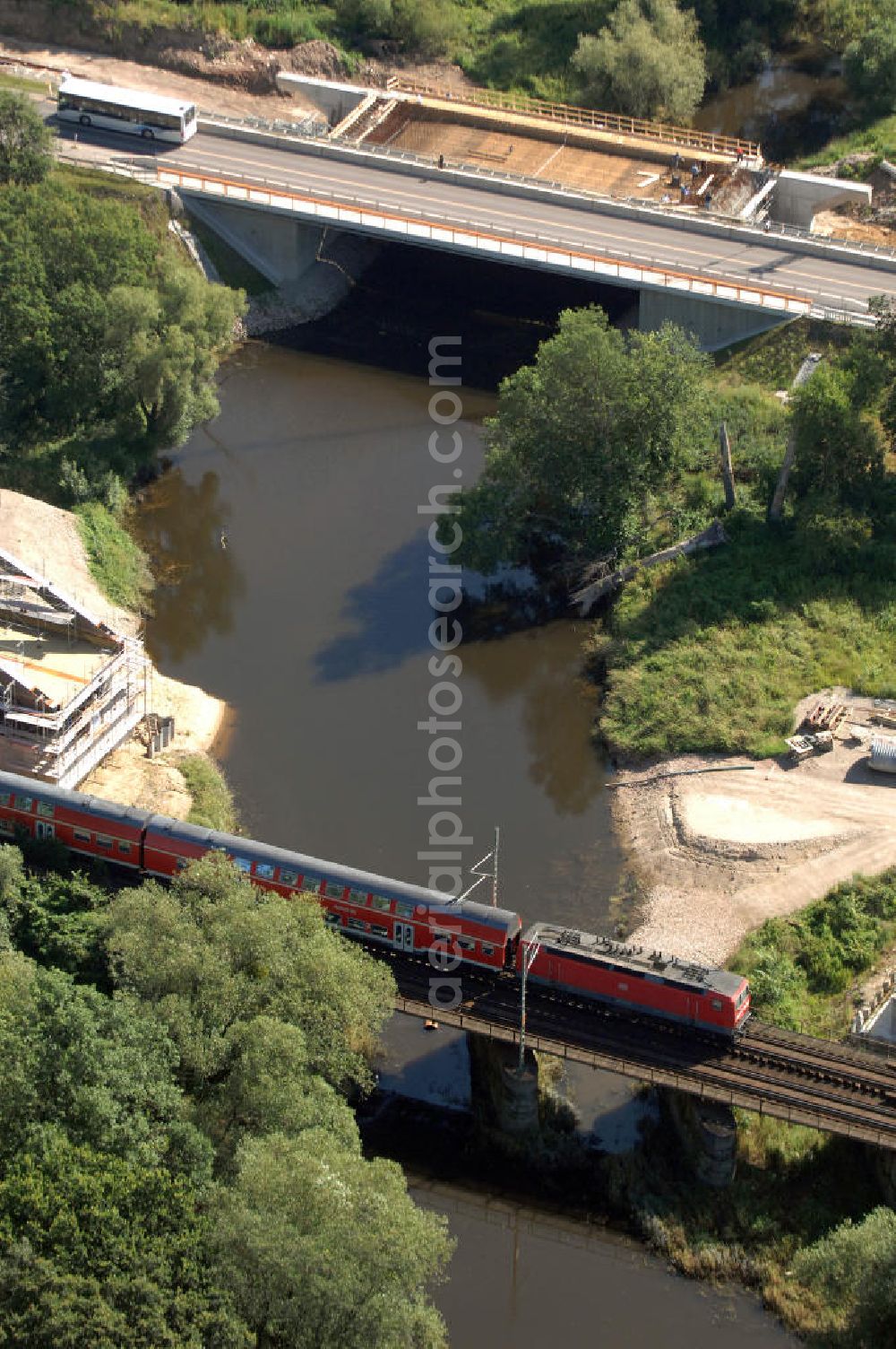 Aerial photograph Dessau-Roßlau - Blick auf verschiedene Brückenbauwerke an der Baustelle zum Ausbau der B184 zwischen Dessau und Roßlau in Sachsen-Anhalt. Die B184 wird aufgrund des gestiegenen Verkehrsaufkommens zwischen 2006 und 2009 als vierstreifige Bundesstraße (RQ 20) über den Verlauf der Elbe hinweg ausgebaut. Bauherr ist der Landesbetrieb Bau Sachsen-Anhalt, die Projektleitung liegt bei SCHÜßLER - PLAN Berlin. Kontakt Projektleitung: Schüßler - Plan Ingenieurgesellschaft mbH, Tel. +49(0)30 42106 0, Email: berlin@schuessler-plan.de