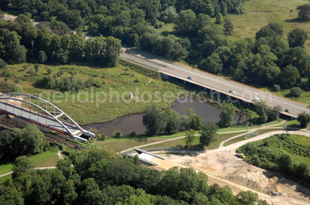 Dessau-Roßlau from above - Blick auf verschiedene Brückenbauwerke an der Baustelle zum Ausbau der B184 zwischen Dessau und Roßlau in Sachsen-Anhalt. Die B184 wird aufgrund des gestiegenen Verkehrsaufkommens zwischen 2006 und 2009 als vierstreifige Bundesstraße (RQ 20) über den Verlauf der Elbe hinweg ausgebaut. Bauherr ist der Landesbetrieb Bau Sachsen-Anhalt, die Projektleitung liegt bei SCHÜßLER - PLAN Berlin. Kontakt Projektleitung: Schüßler - Plan Ingenieurgesellschaft mbH, Tel. +49(0)30 42106 0, Email: berlin@schuessler-plan.de