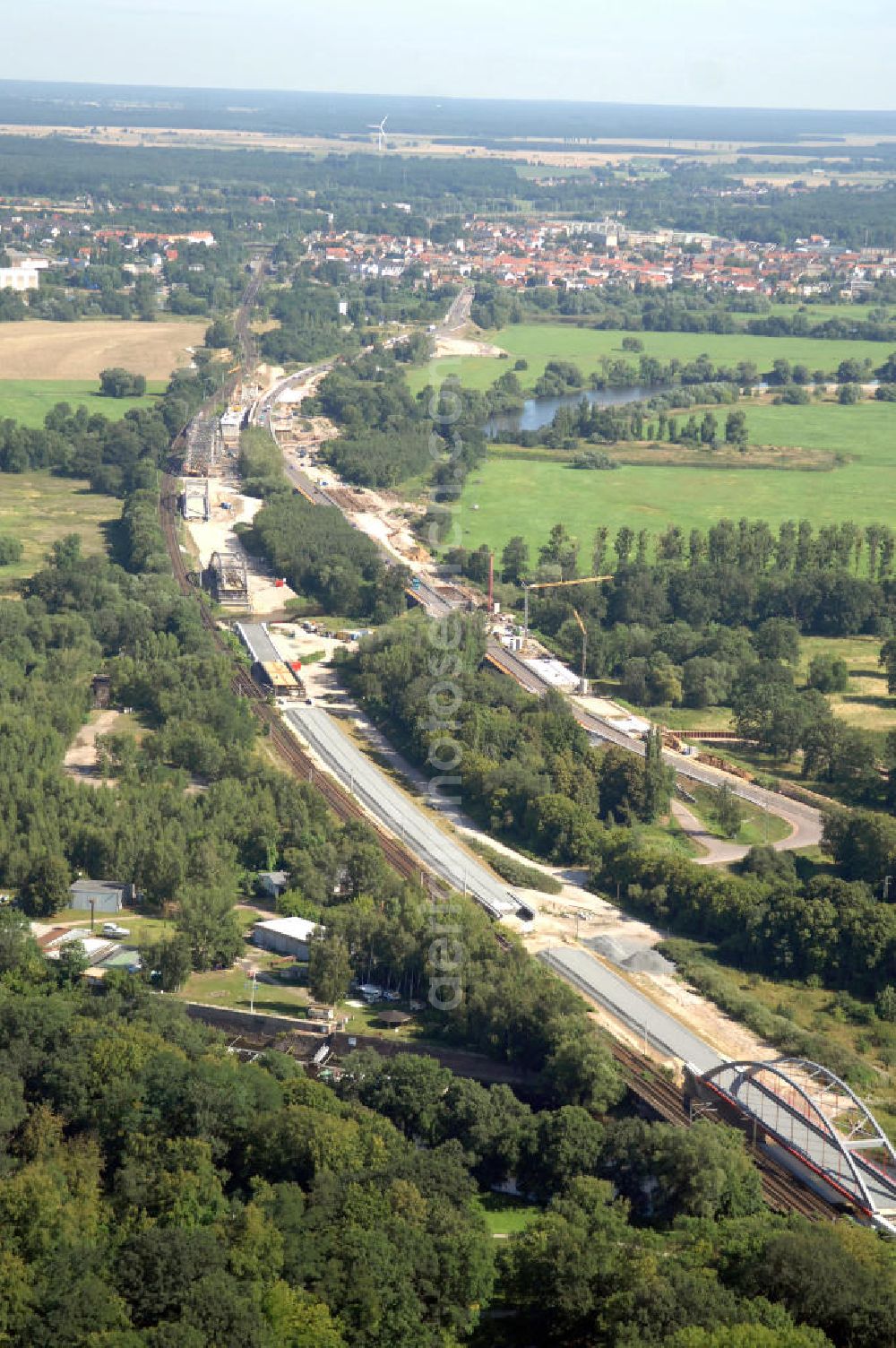 Aerial image Dessau-Roßlau - Blick auf verschiedene Brückenbauwerke an der Baustelle zum Ausbau der B184 zwischen Dessau und Roßlau in Sachsen-Anhalt. Die B184 wird aufgrund des gestiegenen Verkehrsaufkommens zwischen 2006 und 2009 als vierstreifige Bundesstraße (RQ 20) über den Verlauf der Elbe hinweg ausgebaut. Bauherr ist der Landesbetrieb Bau Sachsen-Anhalt, die Projektleitung liegt bei SCHÜßLER - PLAN Berlin. Kontakt Projektleitung: Schüßler - Plan Ingenieurgesellschaft mbH, Tel. +49(0)30 42106 0, Email: berlin@schuessler-plan.de