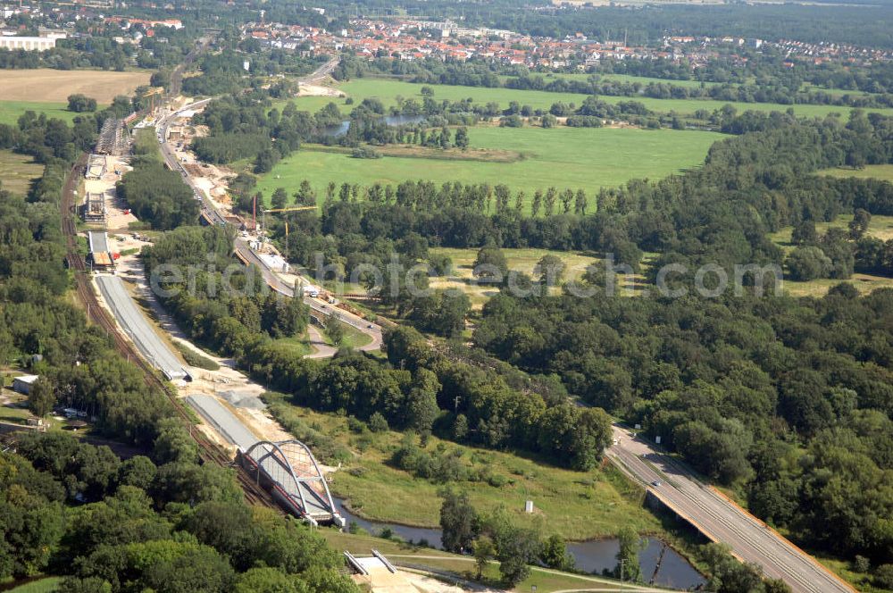 Dessau-Roßlau from above - Blick auf verschiedene Brückenbauwerke an der Baustelle zum Ausbau der B184 zwischen Dessau und Roßlau in Sachsen-Anhalt. Die B184 wird aufgrund des gestiegenen Verkehrsaufkommens zwischen 2006 und 2009 als vierstreifige Bundesstraße (RQ 20) über den Verlauf der Elbe hinweg ausgebaut. Bauherr ist der Landesbetrieb Bau Sachsen-Anhalt, die Projektleitung liegt bei SCHÜßLER - PLAN Berlin. Kontakt Projektleitung: Schüßler - Plan Ingenieurgesellschaft mbH, Tel. +49(0)30 42106 0, Email: berlin@schuessler-plan.de