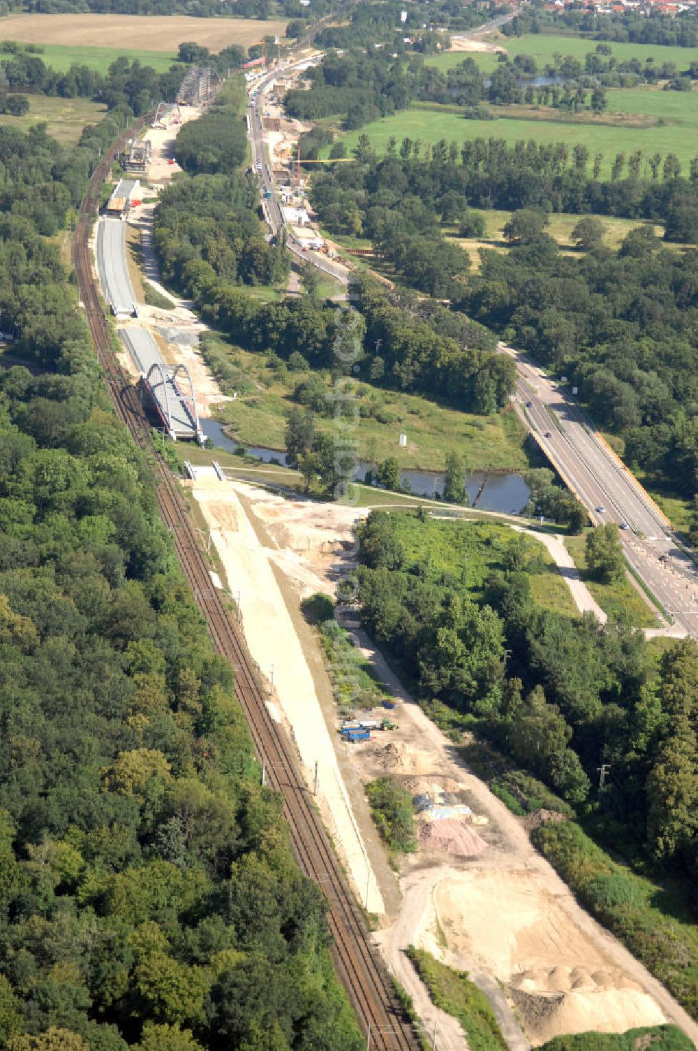 Aerial photograph Dessau-Roßlau - Blick auf verschiedene Brückenbauwerke an der Baustelle zum Ausbau der B184 zwischen Dessau und Roßlau in Sachsen-Anhalt. Die B184 wird aufgrund des gestiegenen Verkehrsaufkommens zwischen 2006 und 2009 als vierstreifige Bundesstraße (RQ 20) über den Verlauf der Elbe hinweg ausgebaut. Bauherr ist der Landesbetrieb Bau Sachsen-Anhalt, die Projektleitung liegt bei SCHÜßLER - PLAN Berlin. Kontakt Projektleitung: Schüßler - Plan Ingenieurgesellschaft mbH, Tel. +49(0)30 42106 0, Email: berlin@schuessler-plan.de