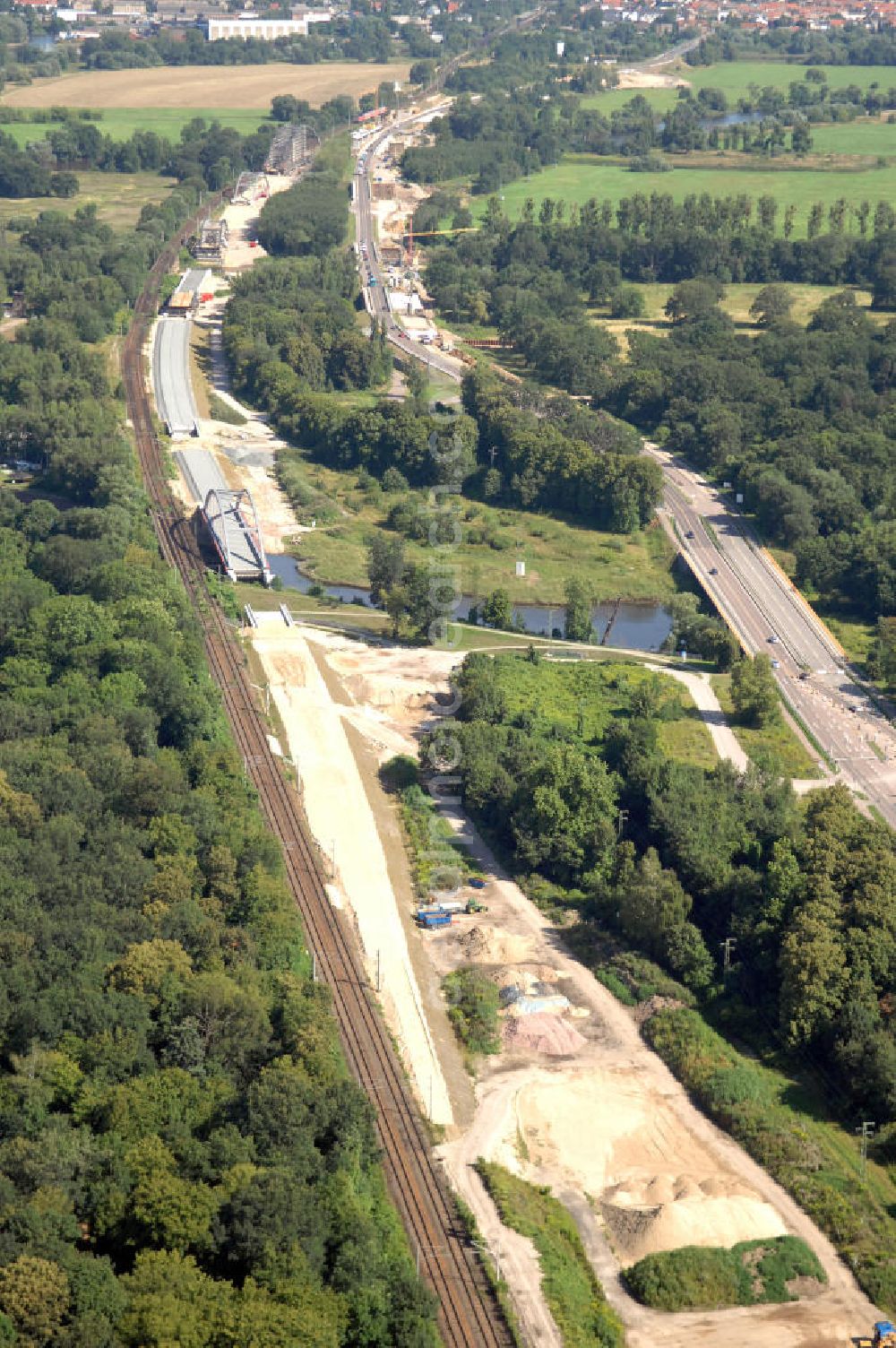 Dessau-Roßlau from above - Blick auf verschiedene Brückenbauwerke an der Baustelle zum Ausbau der B184 zwischen Dessau und Roßlau in Sachsen-Anhalt. Die B184 wird aufgrund des gestiegenen Verkehrsaufkommens zwischen 2006 und 2009 als vierstreifige Bundesstraße (RQ 20) über den Verlauf der Elbe hinweg ausgebaut. Bauherr ist der Landesbetrieb Bau Sachsen-Anhalt, die Projektleitung liegt bei SCHÜßLER - PLAN Berlin. Kontakt Projektleitung: Schüßler - Plan Ingenieurgesellschaft mbH, Tel. +49(0)30 42106 0, Email: berlin@schuessler-plan.de